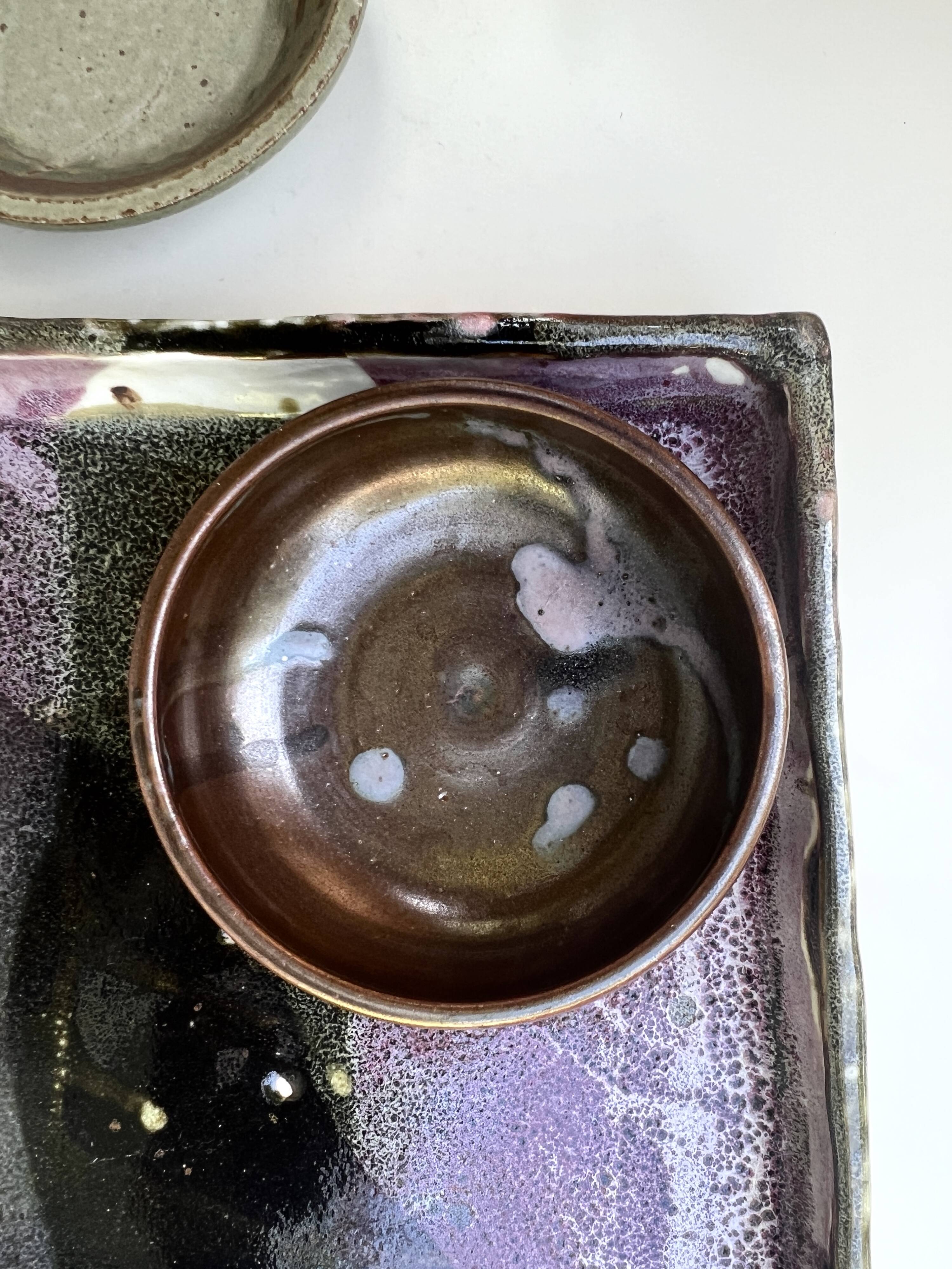Plat / vide poche gres blanc chamoté & émaillé, pièce d'atelier signée 1970