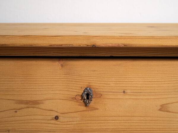 Antique solid wood chest of drawers (circa 1920)