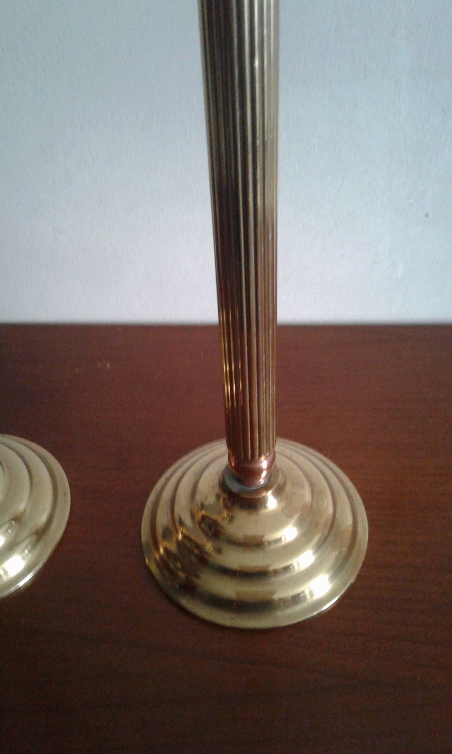 Pair of b-shaped brass legs in the shape of a column