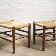 Une paire de tabourets en corde à papier