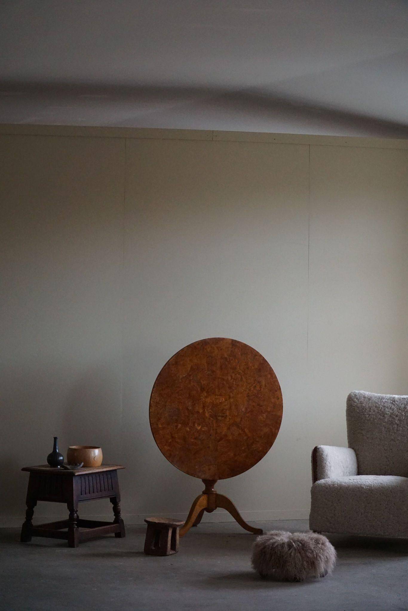 Antique Swedish round folding table in burl wood, early 19th century.
