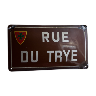 Old enameled street name plate "rue of trye" with its crest