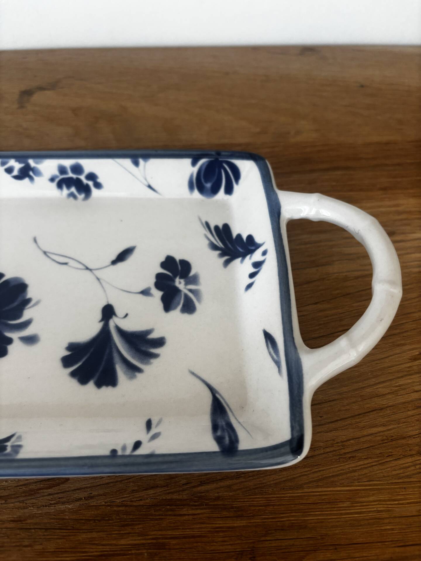Beautiful platter or cake dish Villeroy and Boch cottage charm.