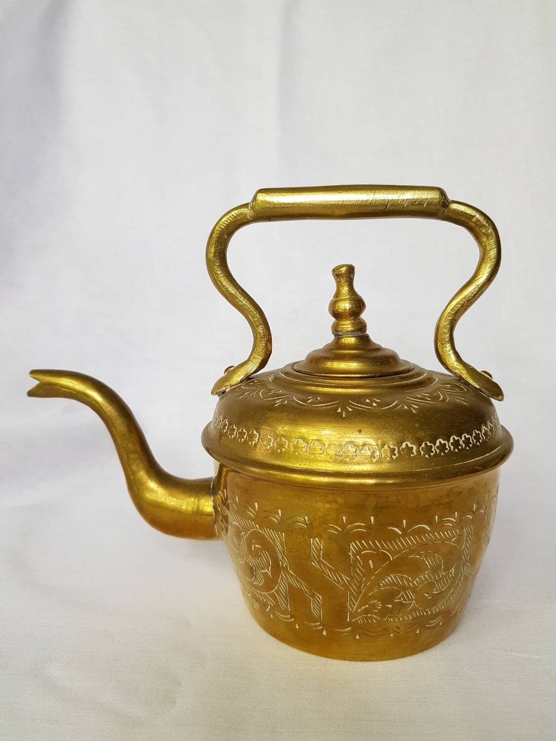 Théière vintage en laiton