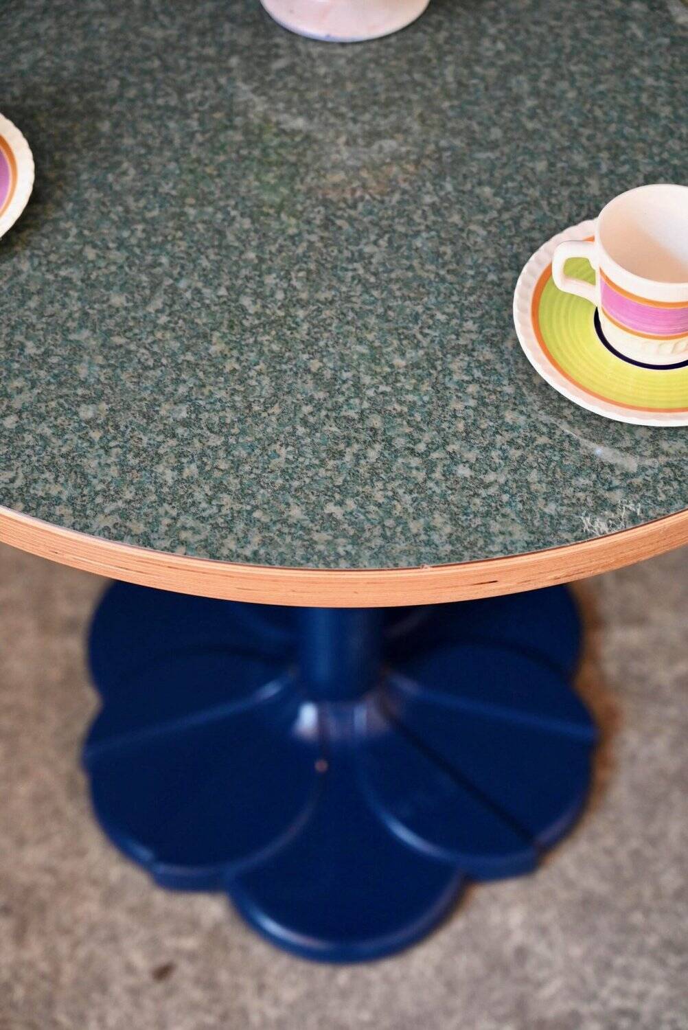 Round bistro table with tulip base in Art Deco style from the 1990s.