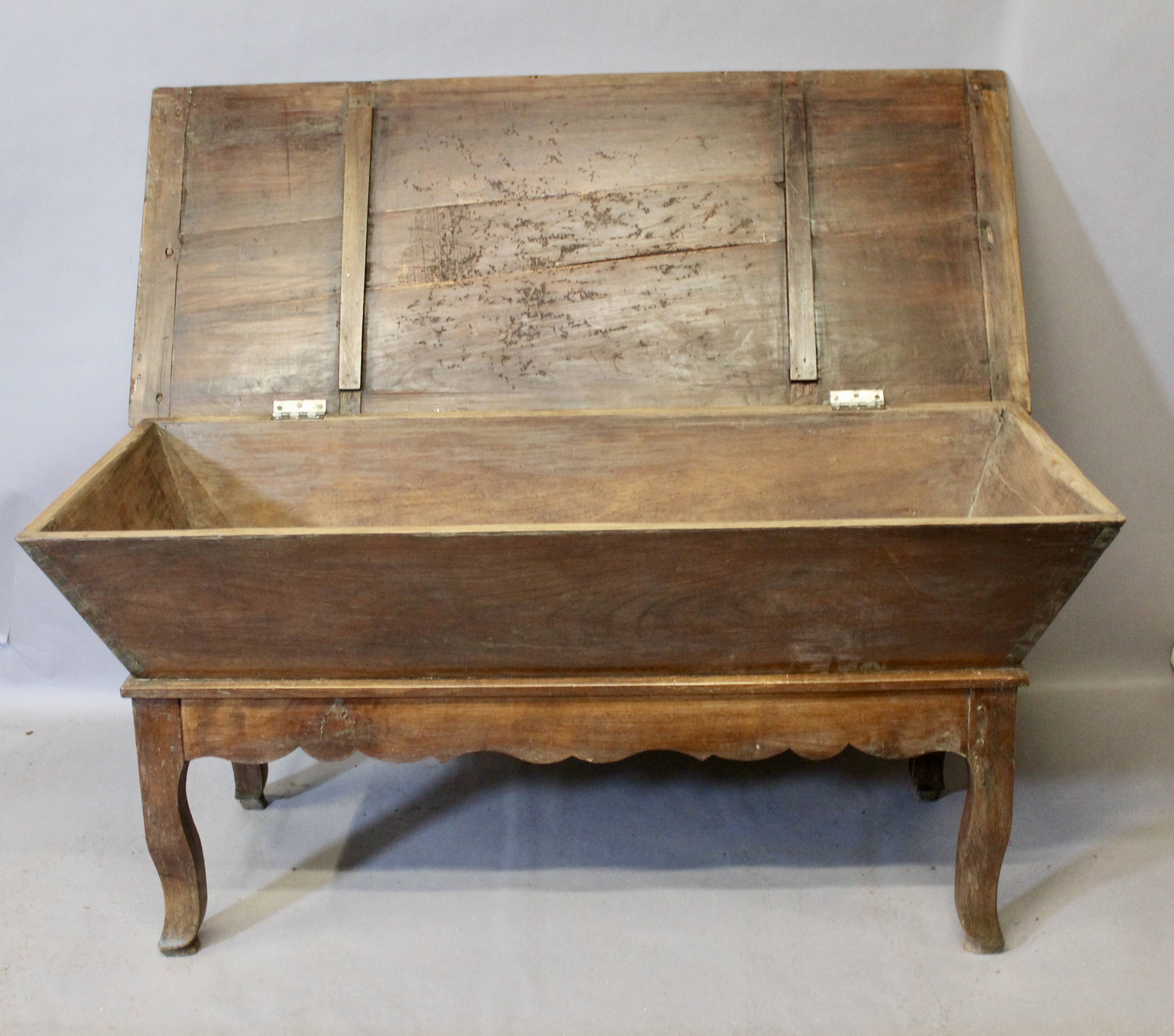 Pétrin en merisier Louis XV