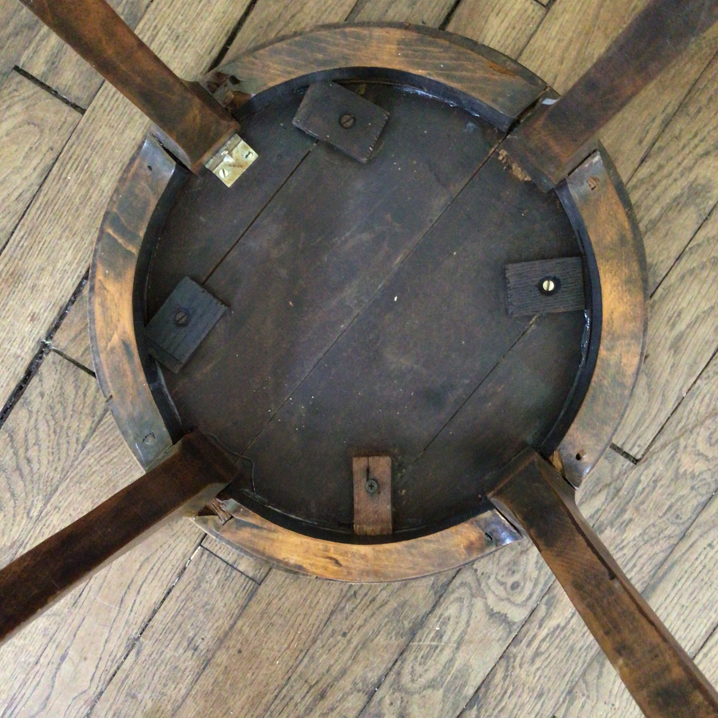 Quadripod pedestal in solid wood