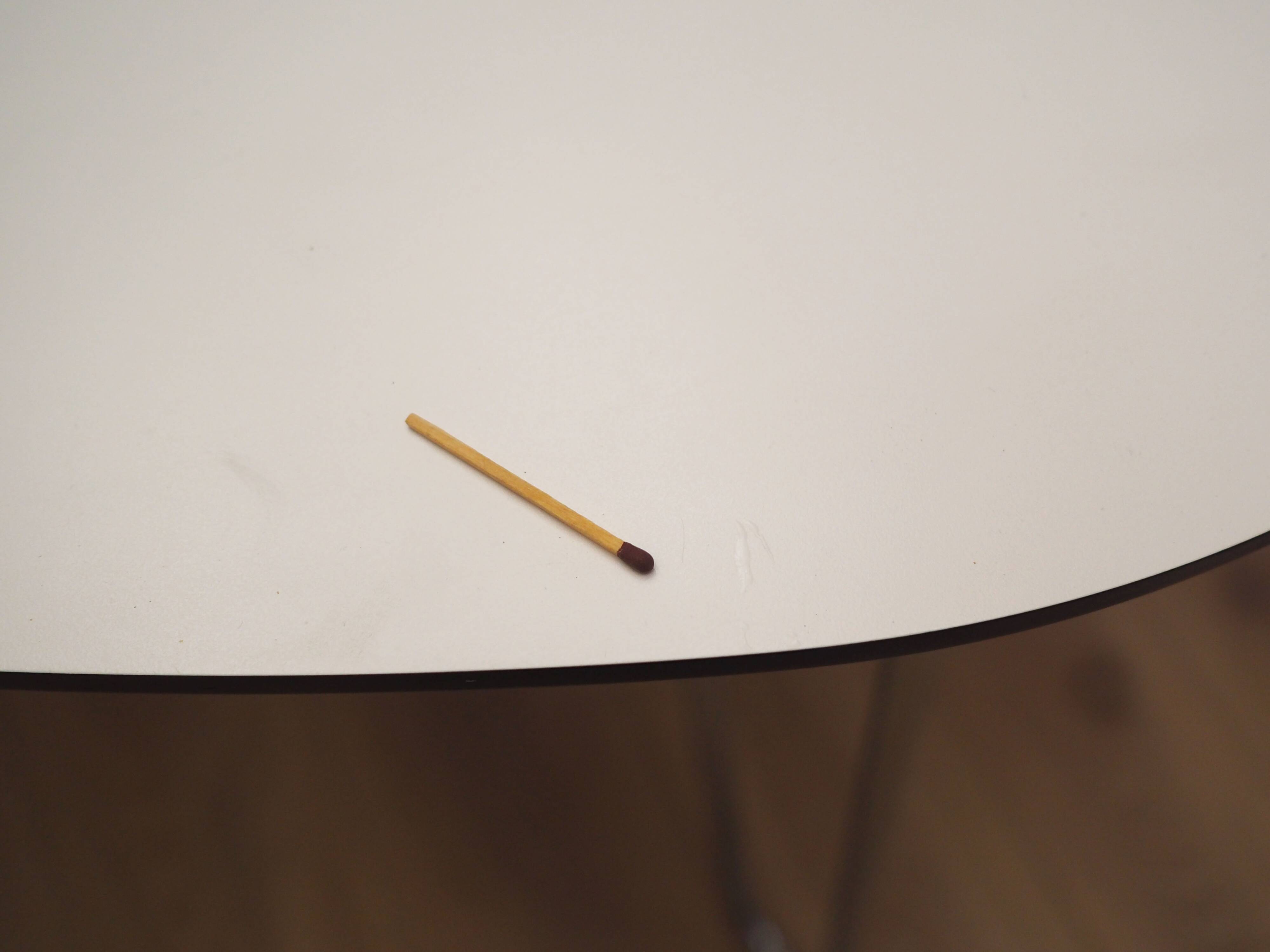 Table blanche, design italien, années 1990, production : Italie
