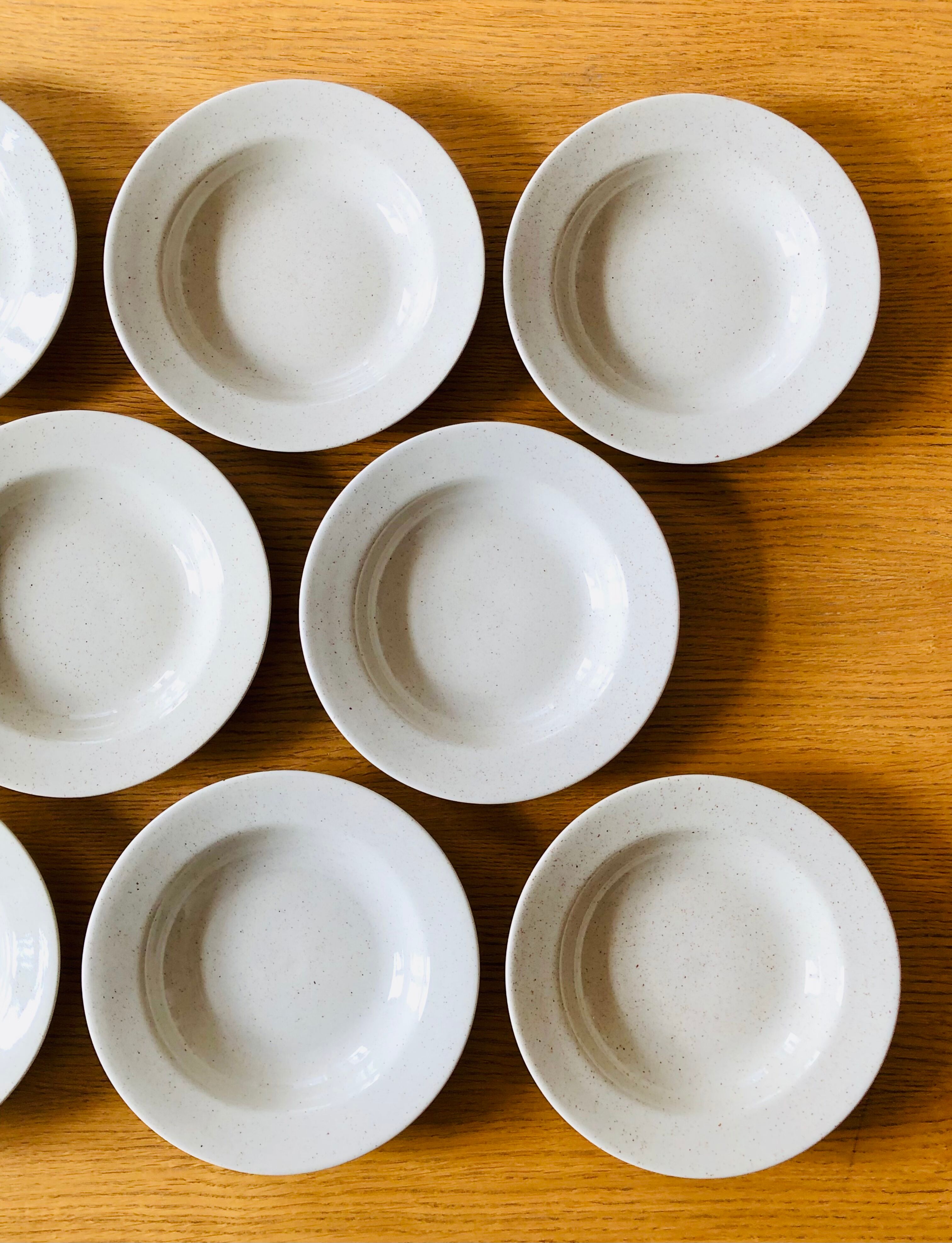 Set of 8 hollow plates in speckled ceramic