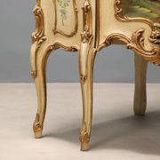 Vitrine d’angle ancienne style baroque en bois laqué, XXe siècle