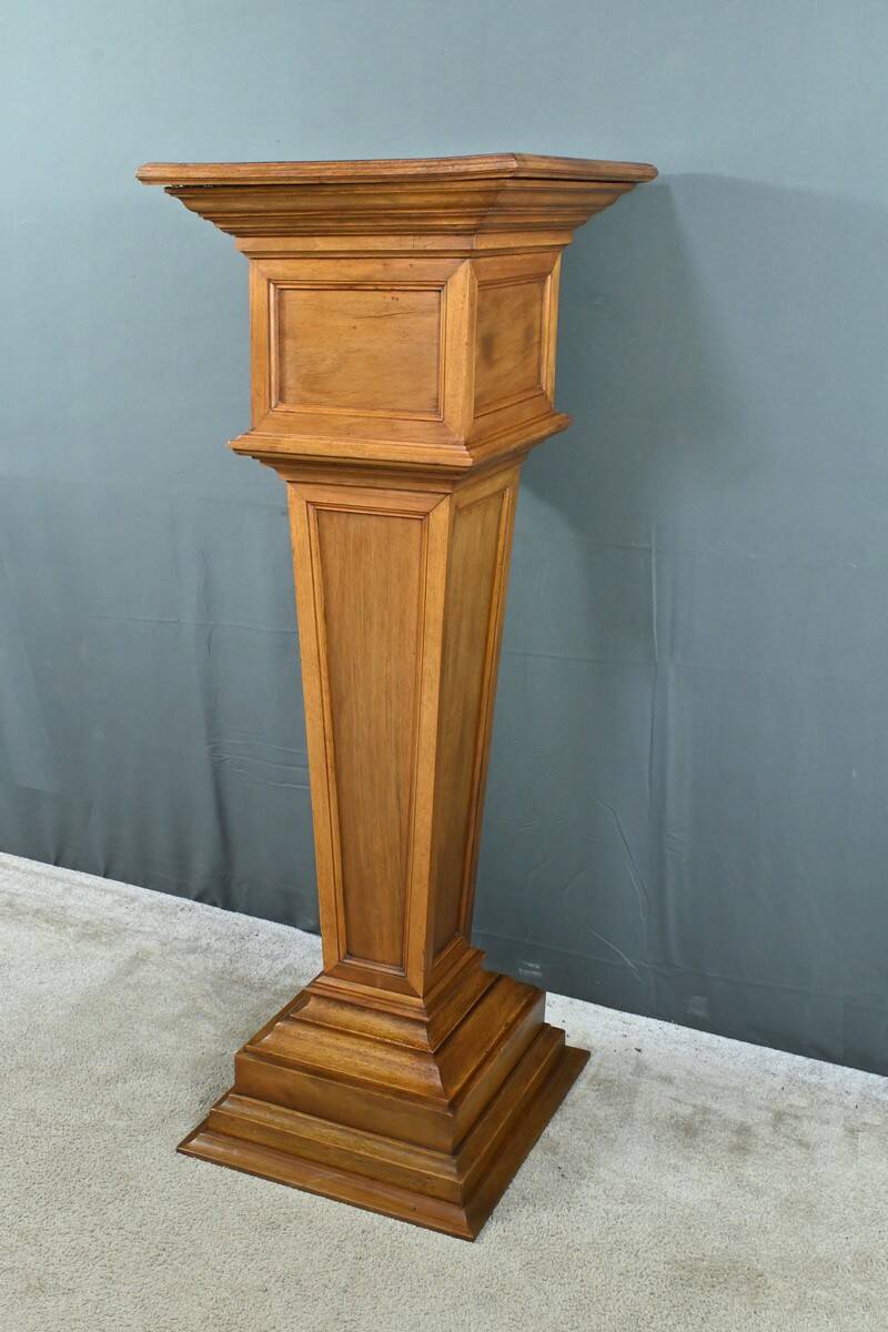 Important walnut column gain – Early 20th century