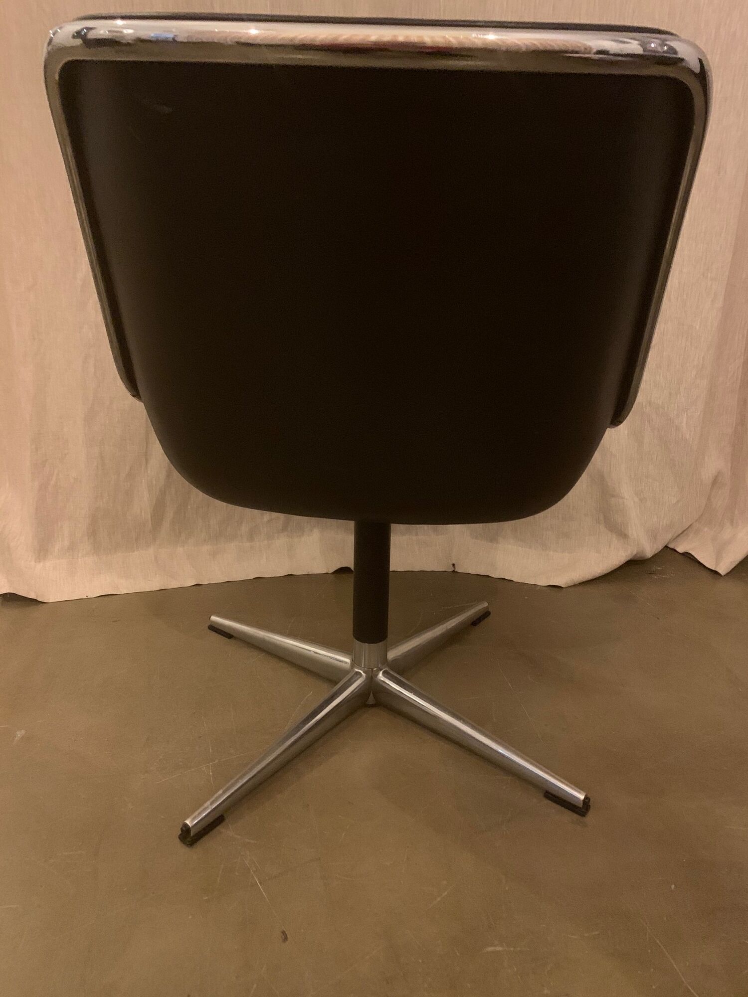 Black leather armchair by Charles Pollock for Knoll International