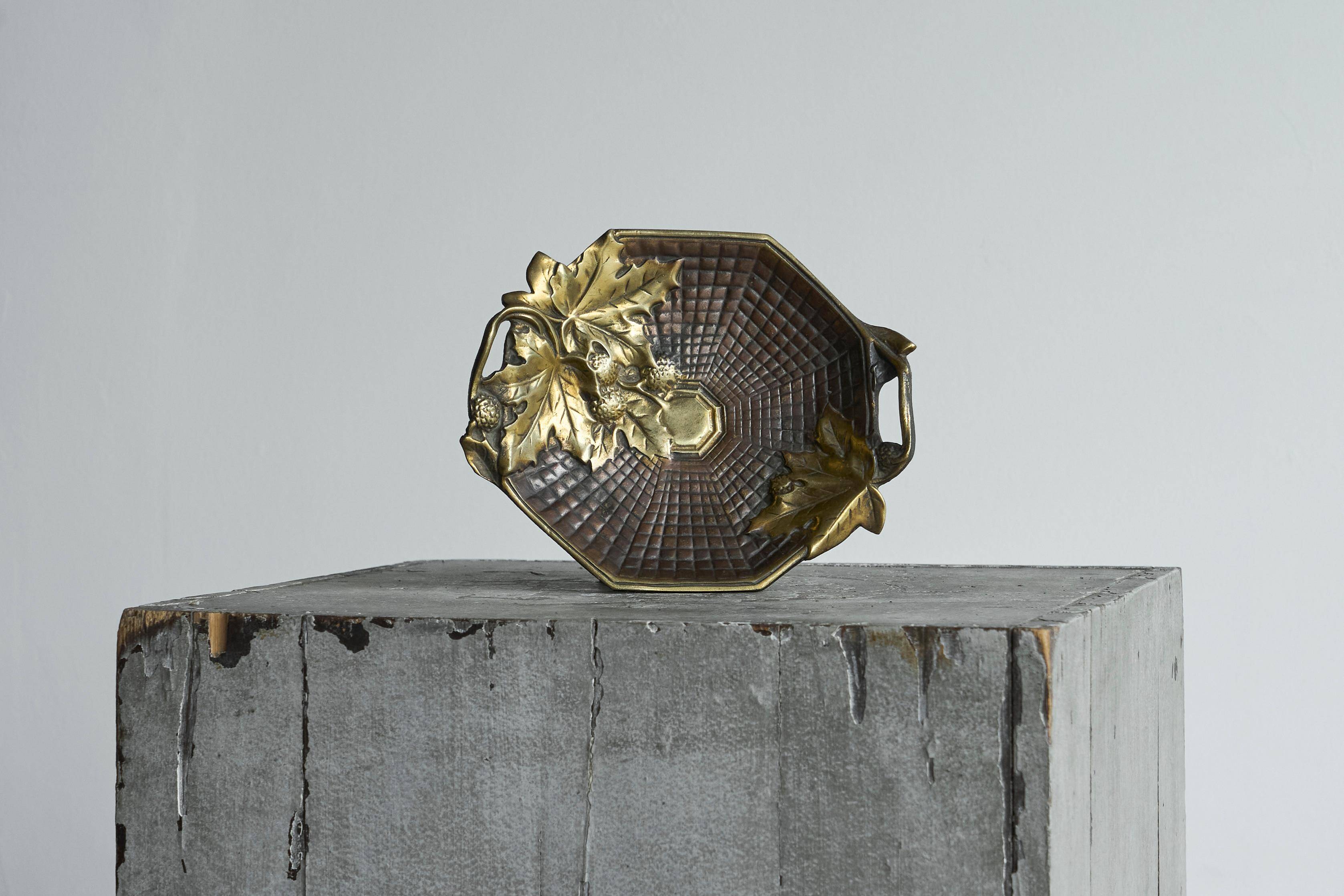 Art Deco leaf-shaped catchall in solid brass from the 1930s.