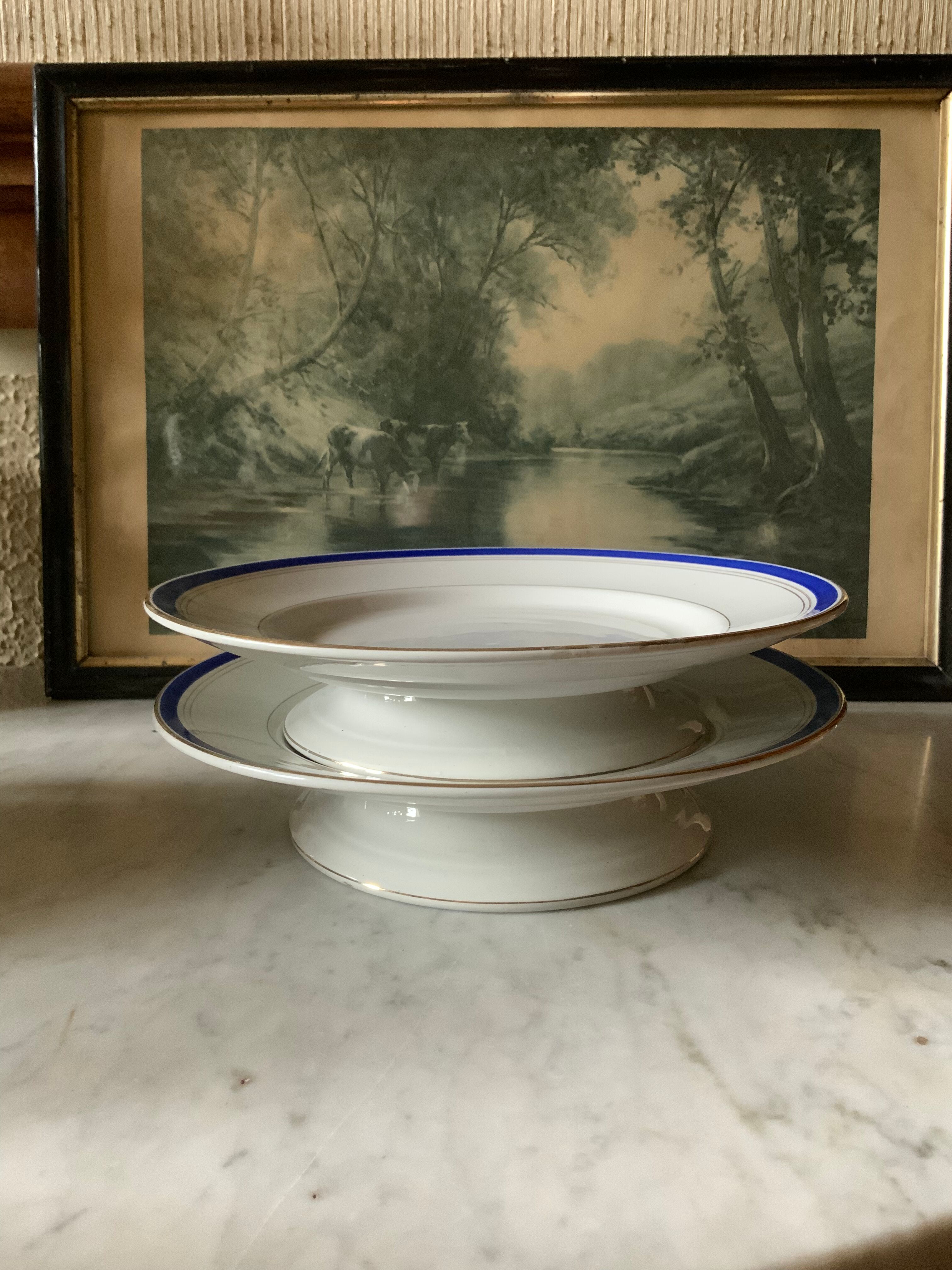 2 plates on feet Moulin des Loups