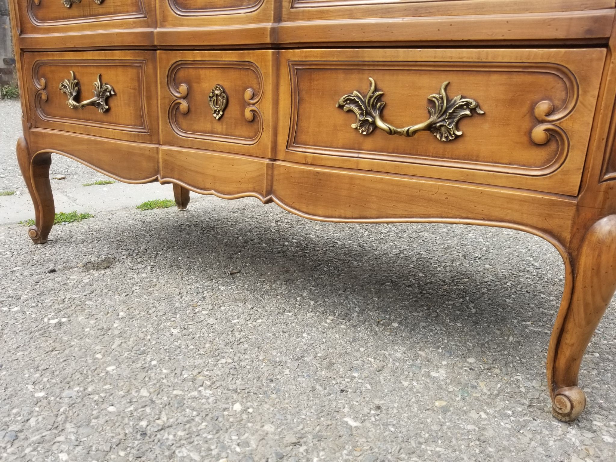 Commode arbalète de style Louis XV 3 tiroirs en noyer