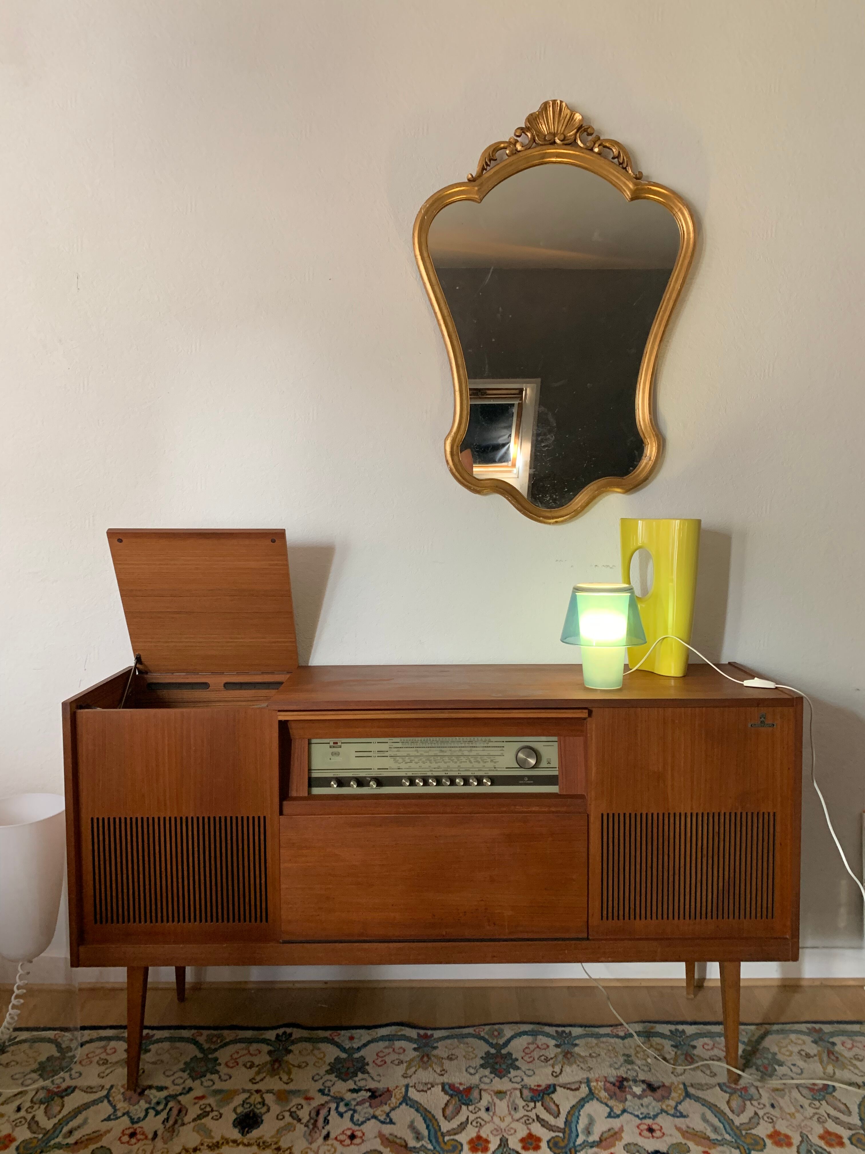 Hi-fi cabinet
