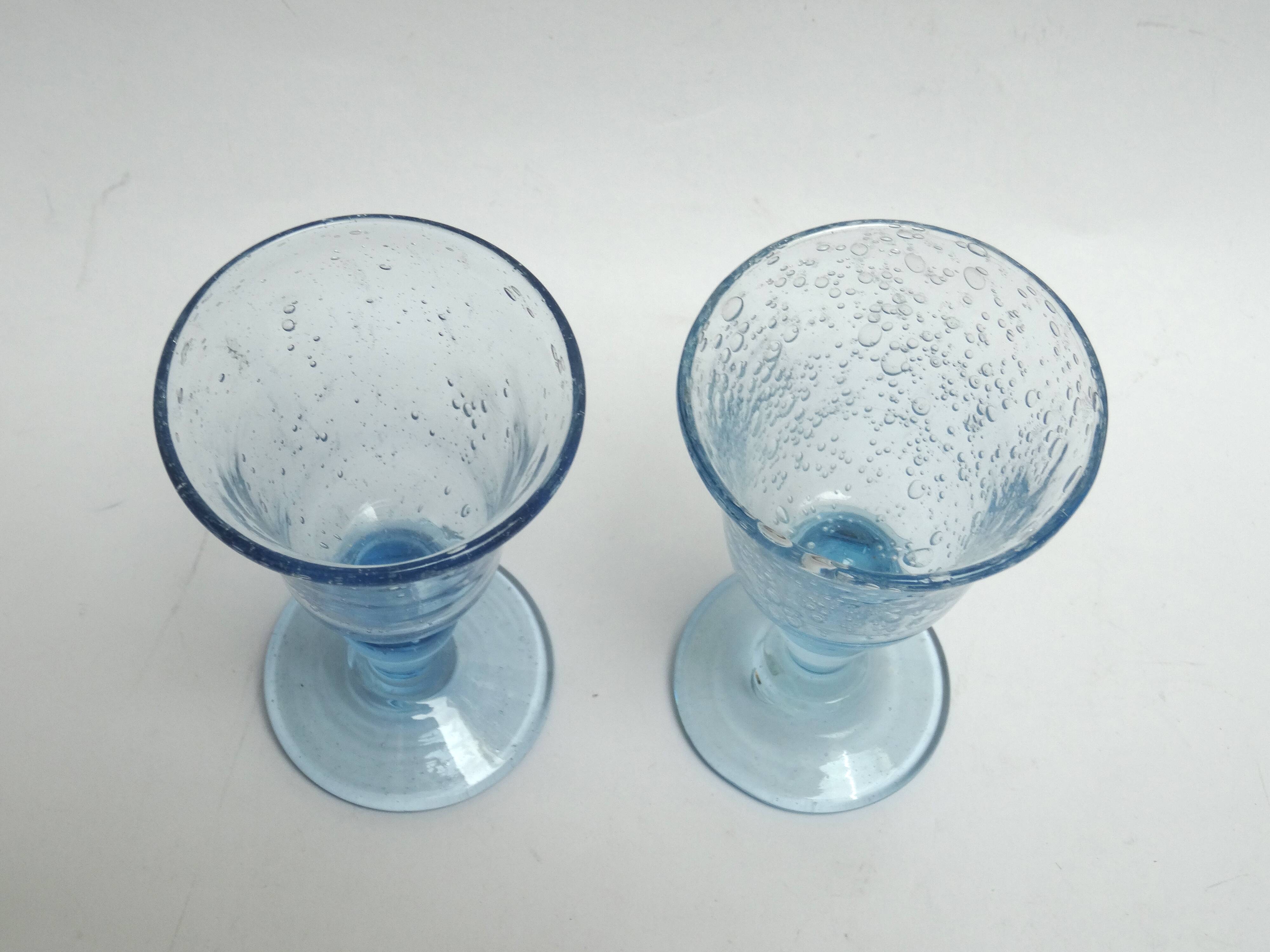 2 glasses with Biot liqueur