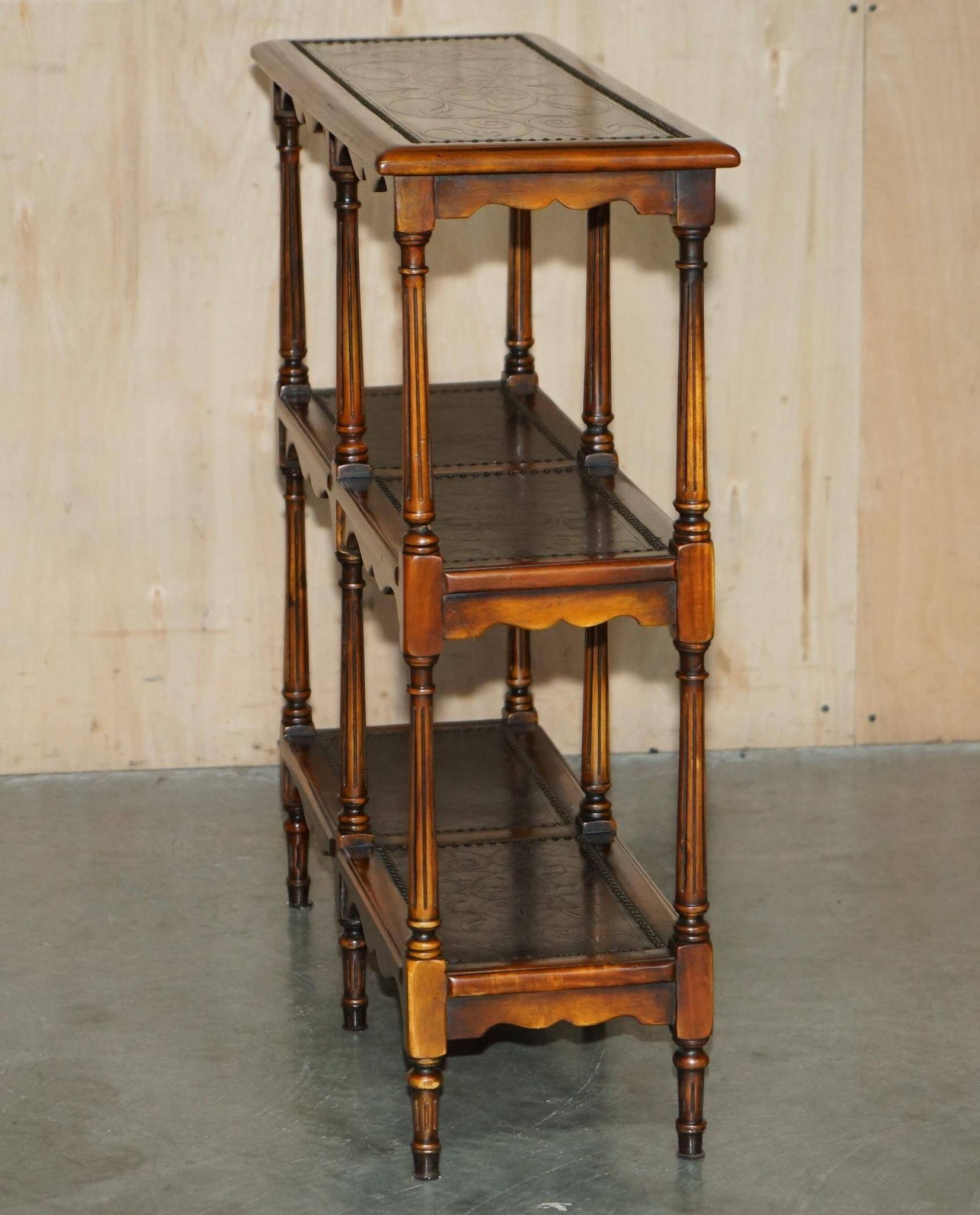 Étagère bibliothèque Theodore Alexander bois massif cuir embossé