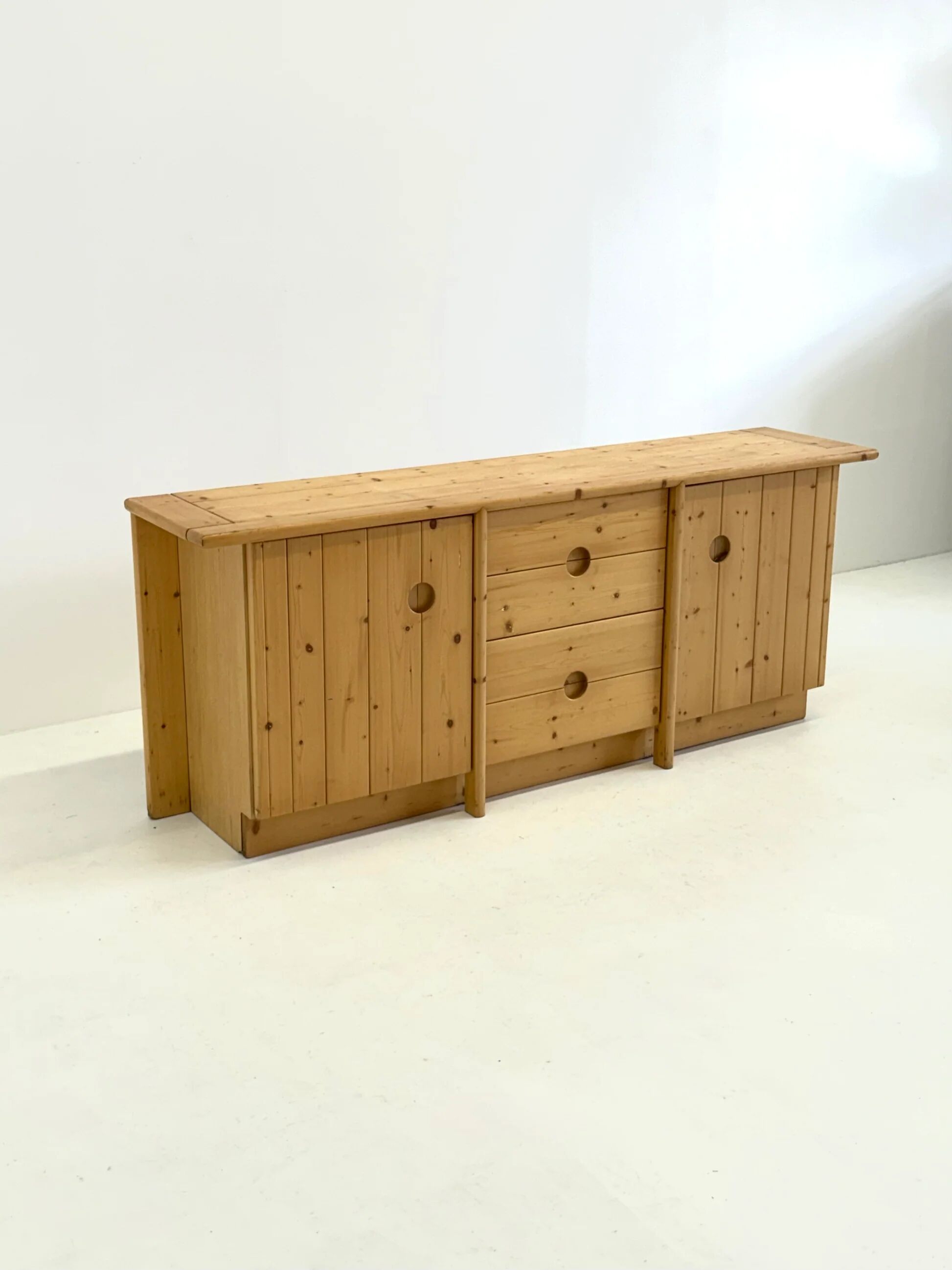 Buffet en pin par Charlotte Perriand pour Les Arcs