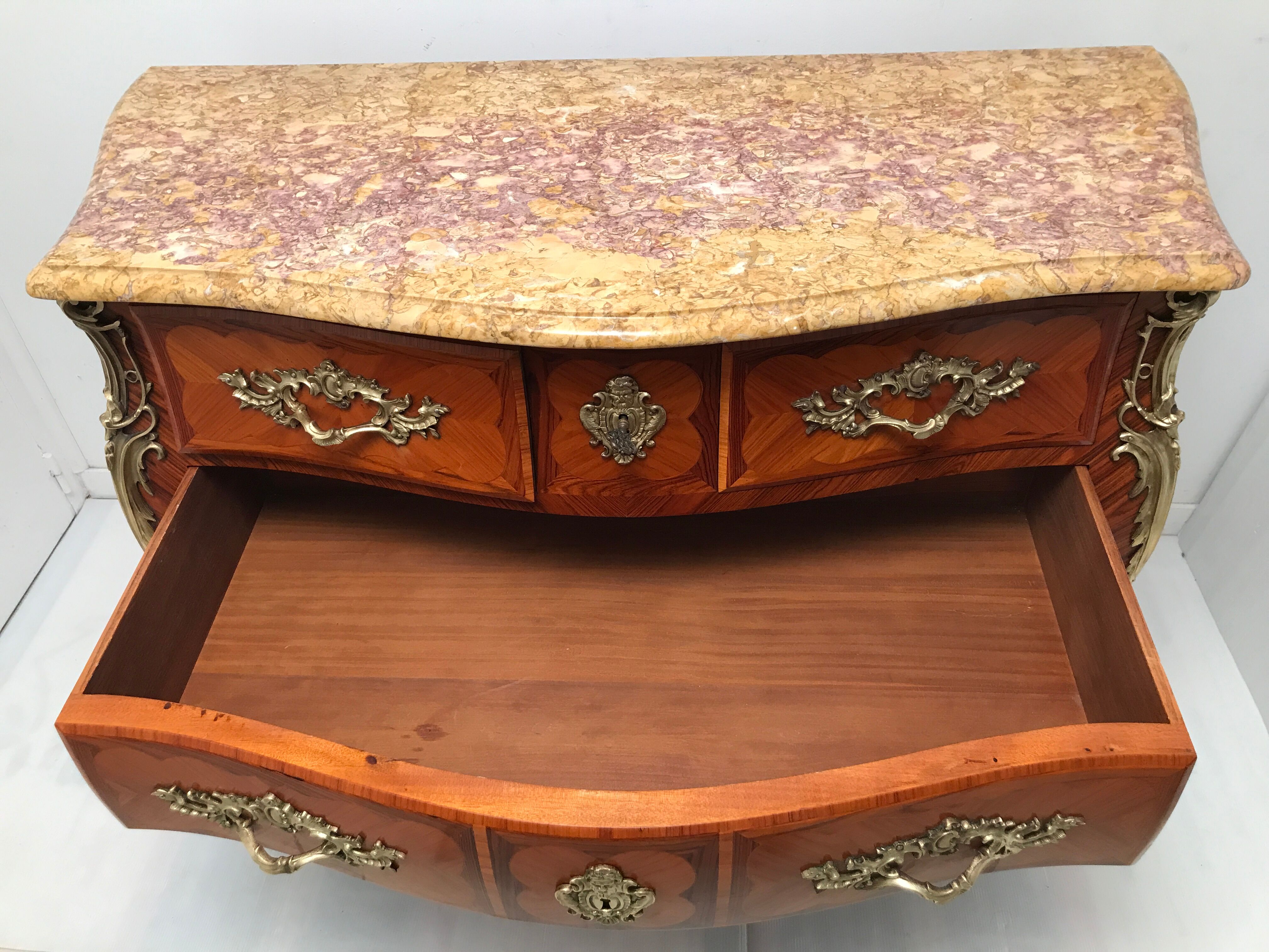 Commode de style Louis XV en placage d'acajou et bois de rose XX siècle