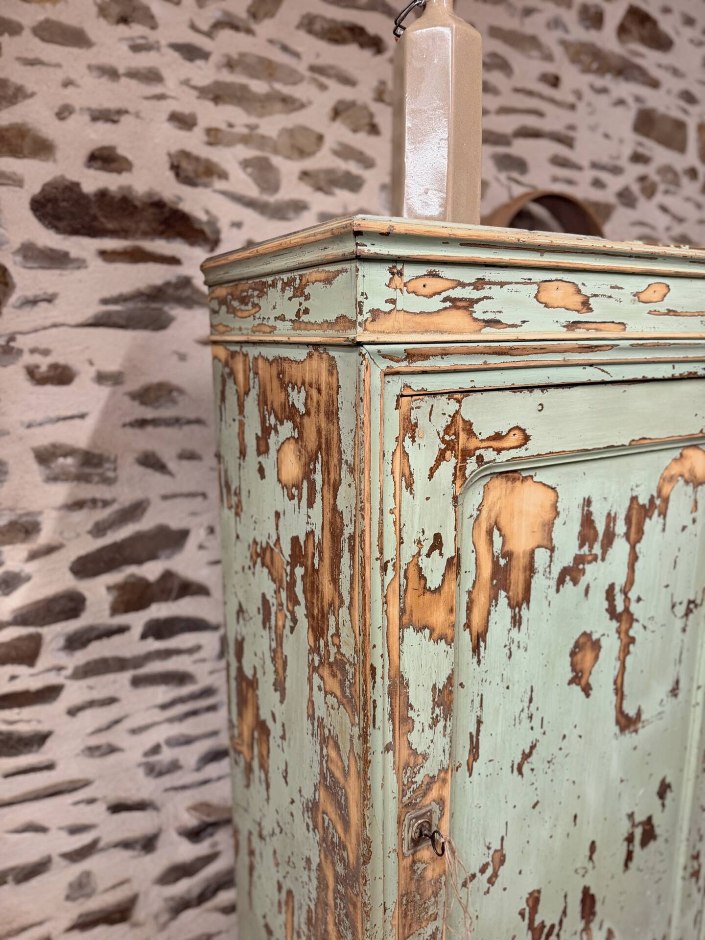 Superb vintage patinated bonnetière