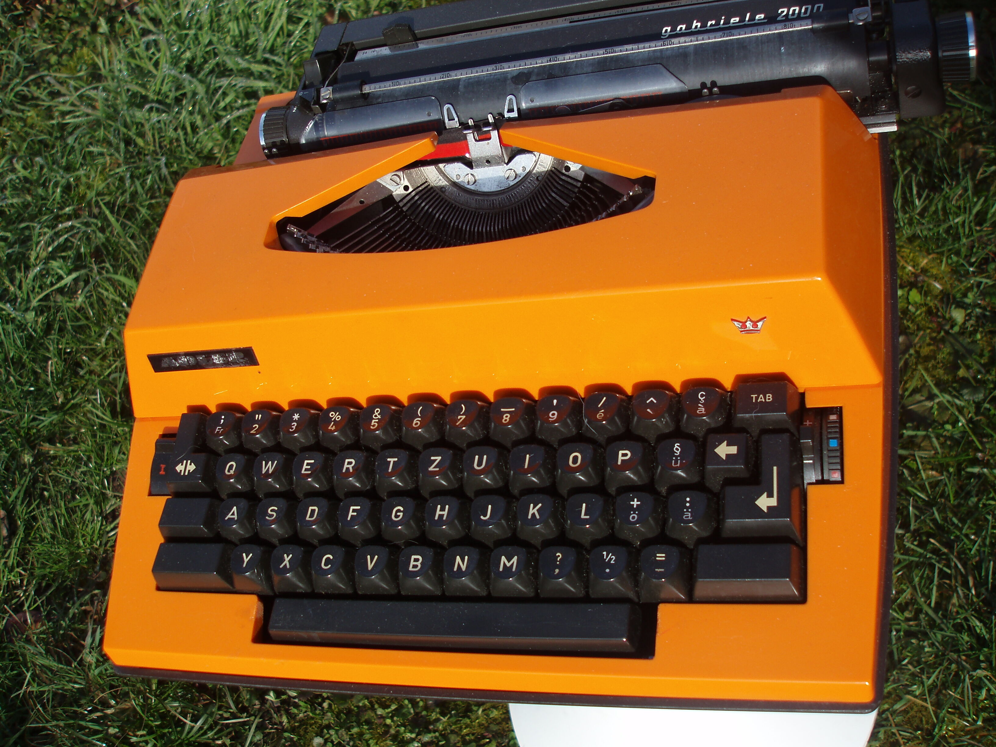 Electric writing machine adler orange and black with its suitcase