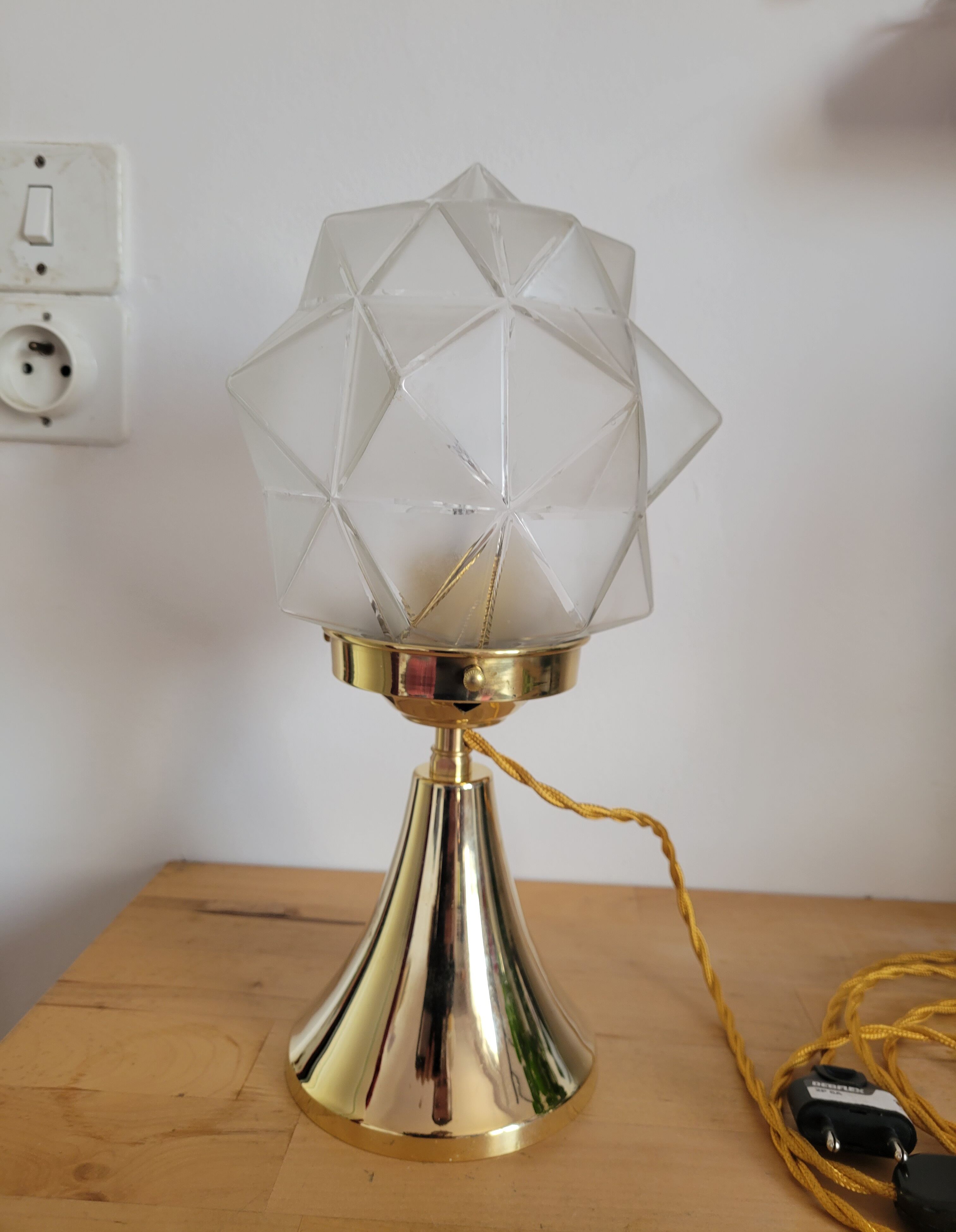 Lampe en laiton avec globe à facettes