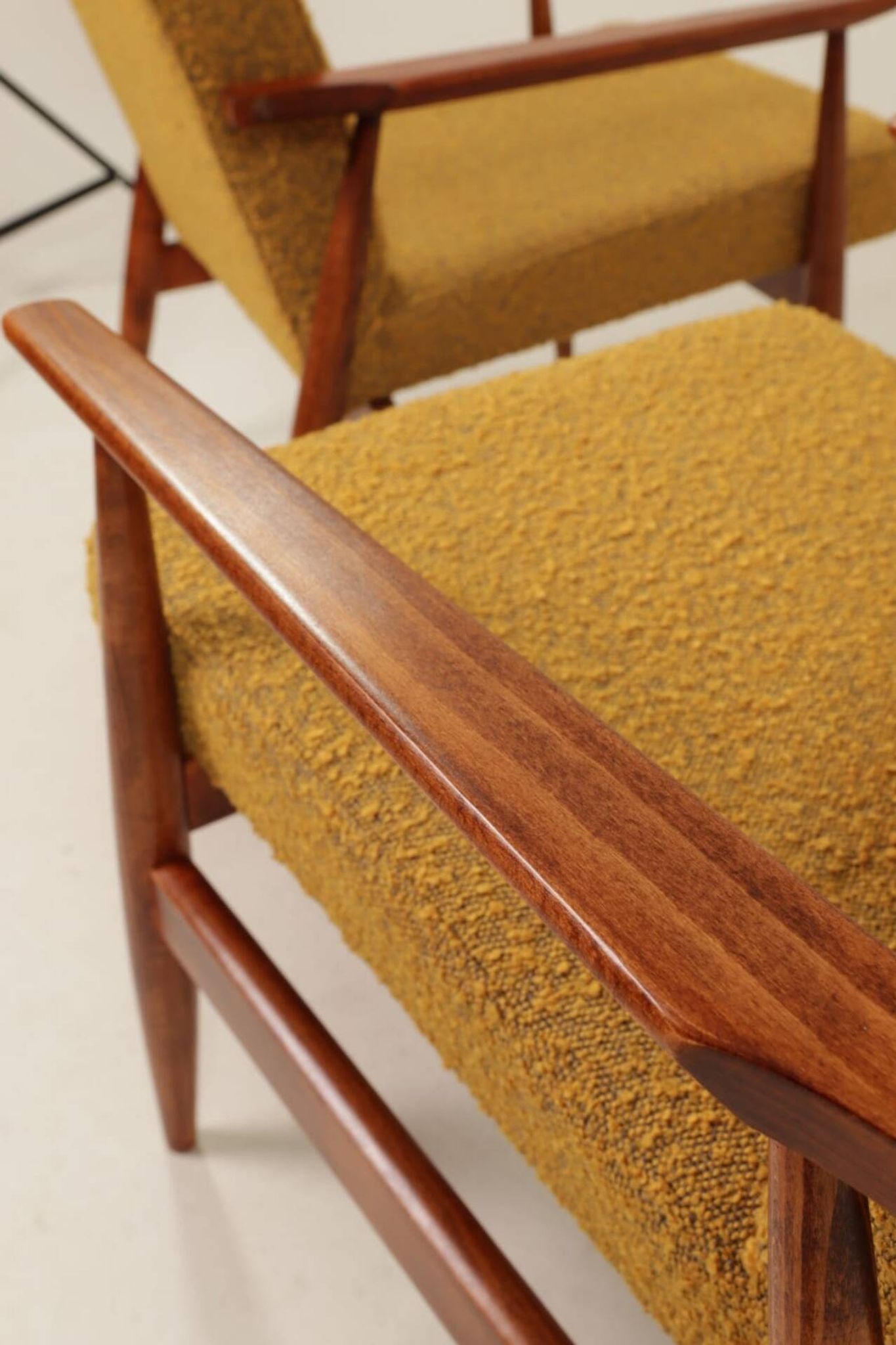 Deux chaises longues vintage en bouclée moutarde, design du milieu du siècle, 1960.