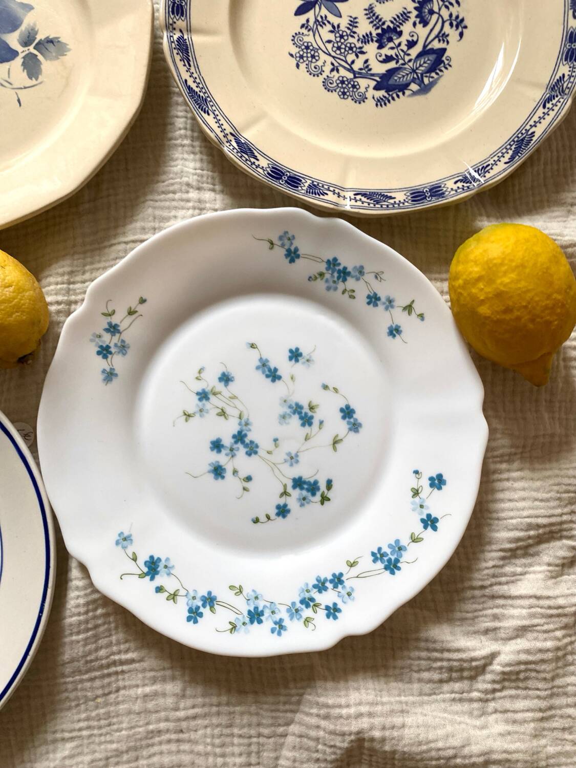 8 assiettes anciennes dépareillées en faïence