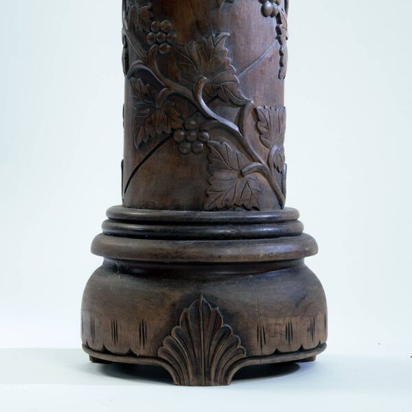 Colonne en bois sculpté à la main, ornée d'un motif de vigne, France, années 1950