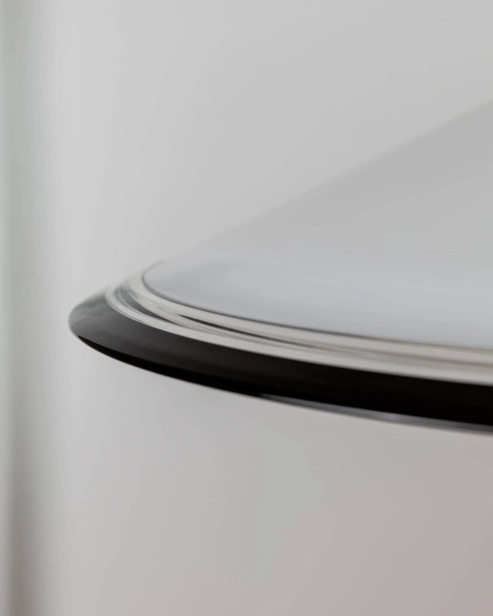 Grand plafonnier vintage en verre de Murano blanc avec bord noir et support en acier inoxydable – lampe suspendue italienne des années 1970