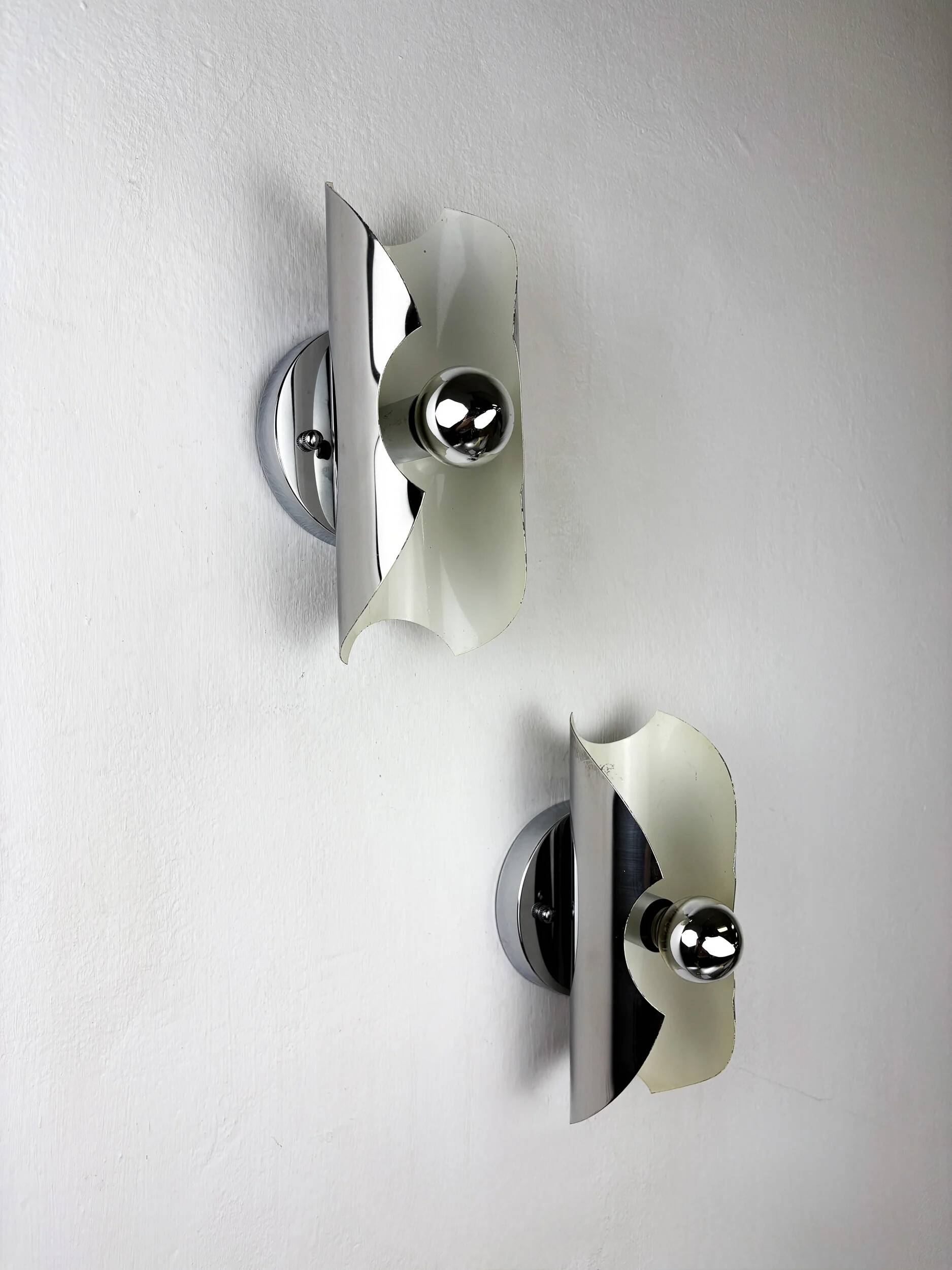 Pair of "folio" wall lights, space age, chromed metal, Italy, circa 1970s
