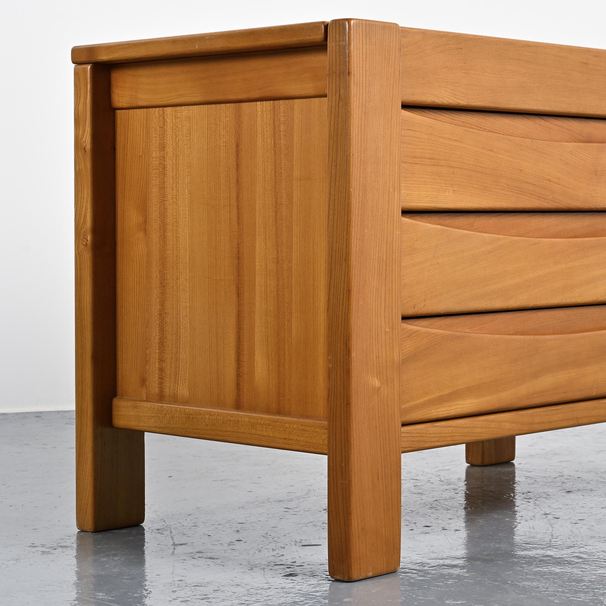 Commode en orme massif, Maison Regain