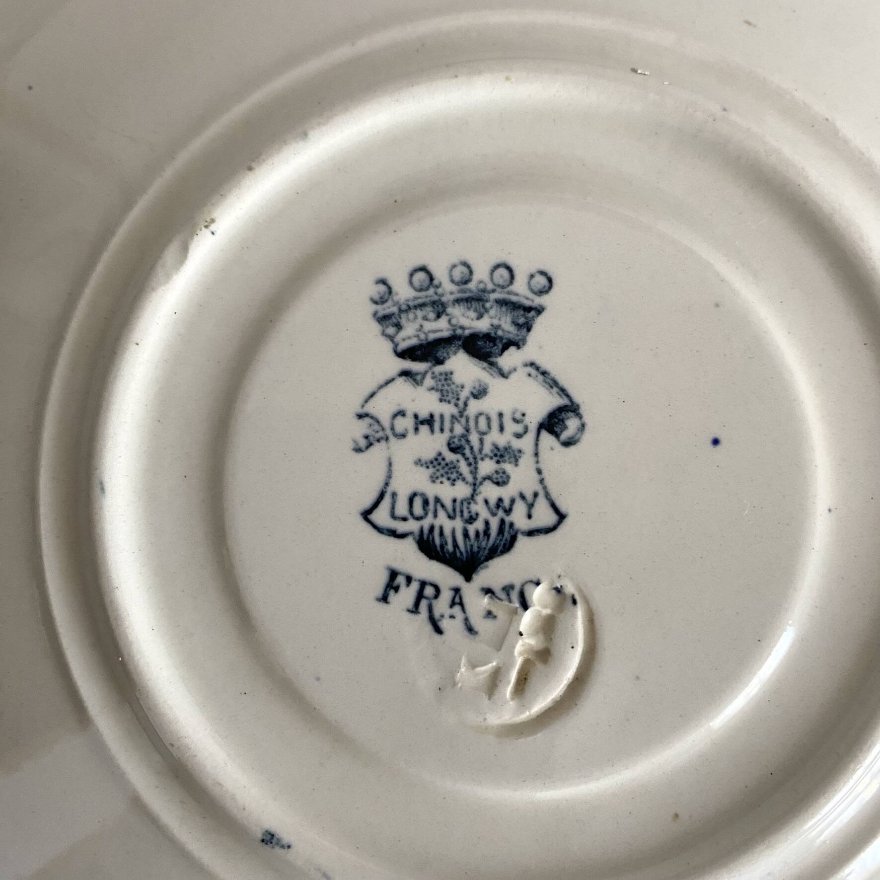 Assiettes en terre de fer polychrome Longwy modèle "chinois"