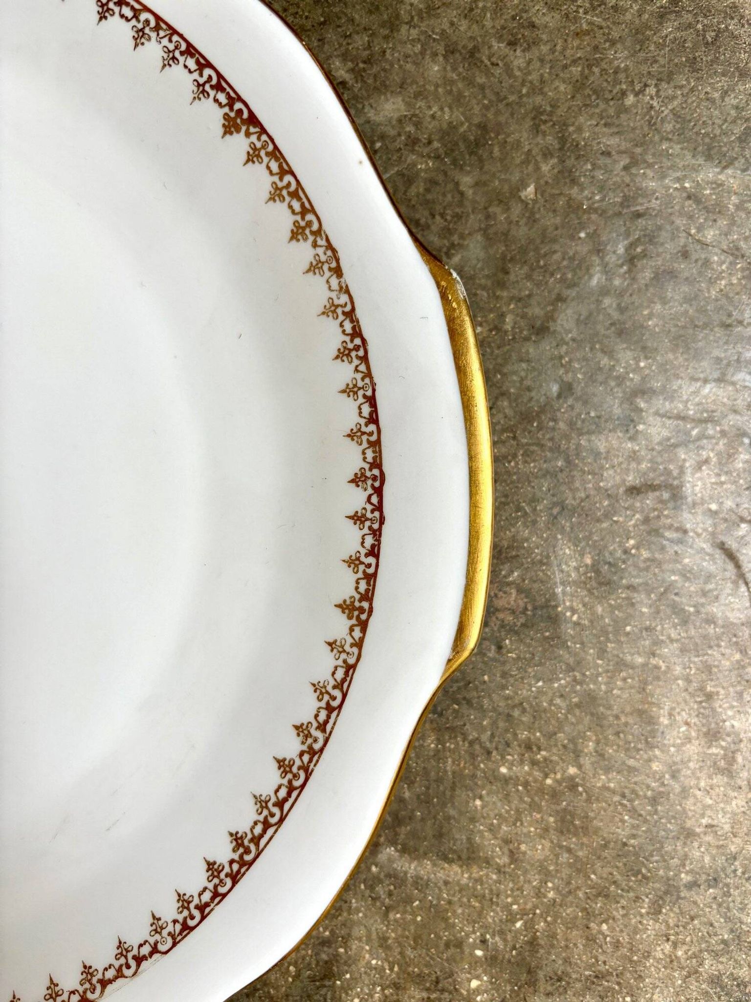 Europorcelaine round dish with ears in white and gold porcelain