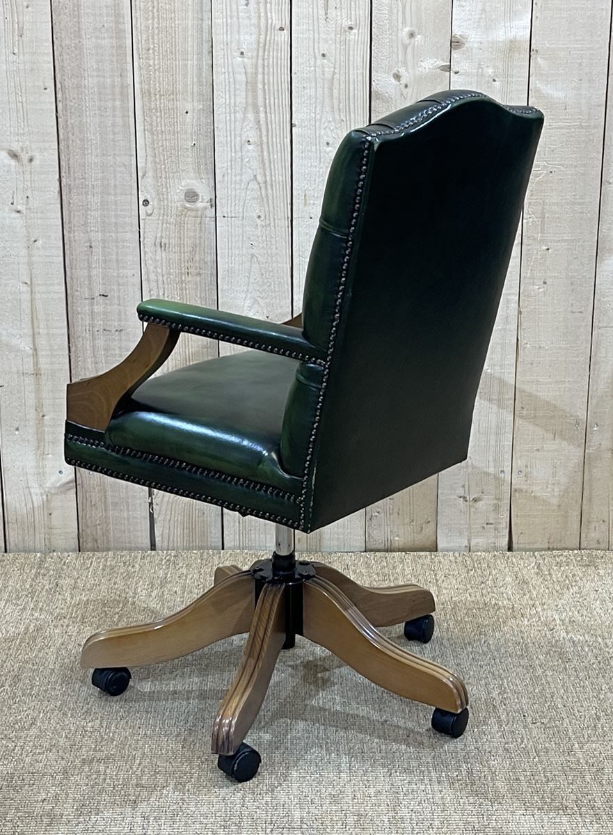 English chesterfield office armchair in green leather from the 1980s