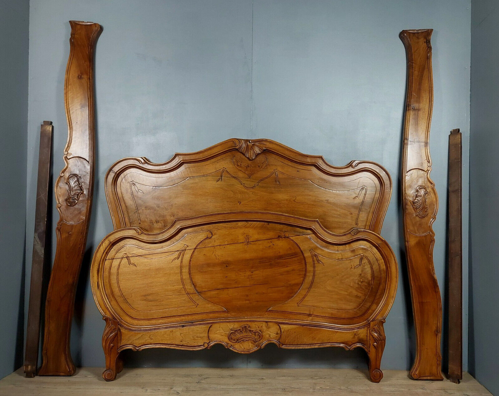 Louis XV bed in blond walnut around 1880-1900