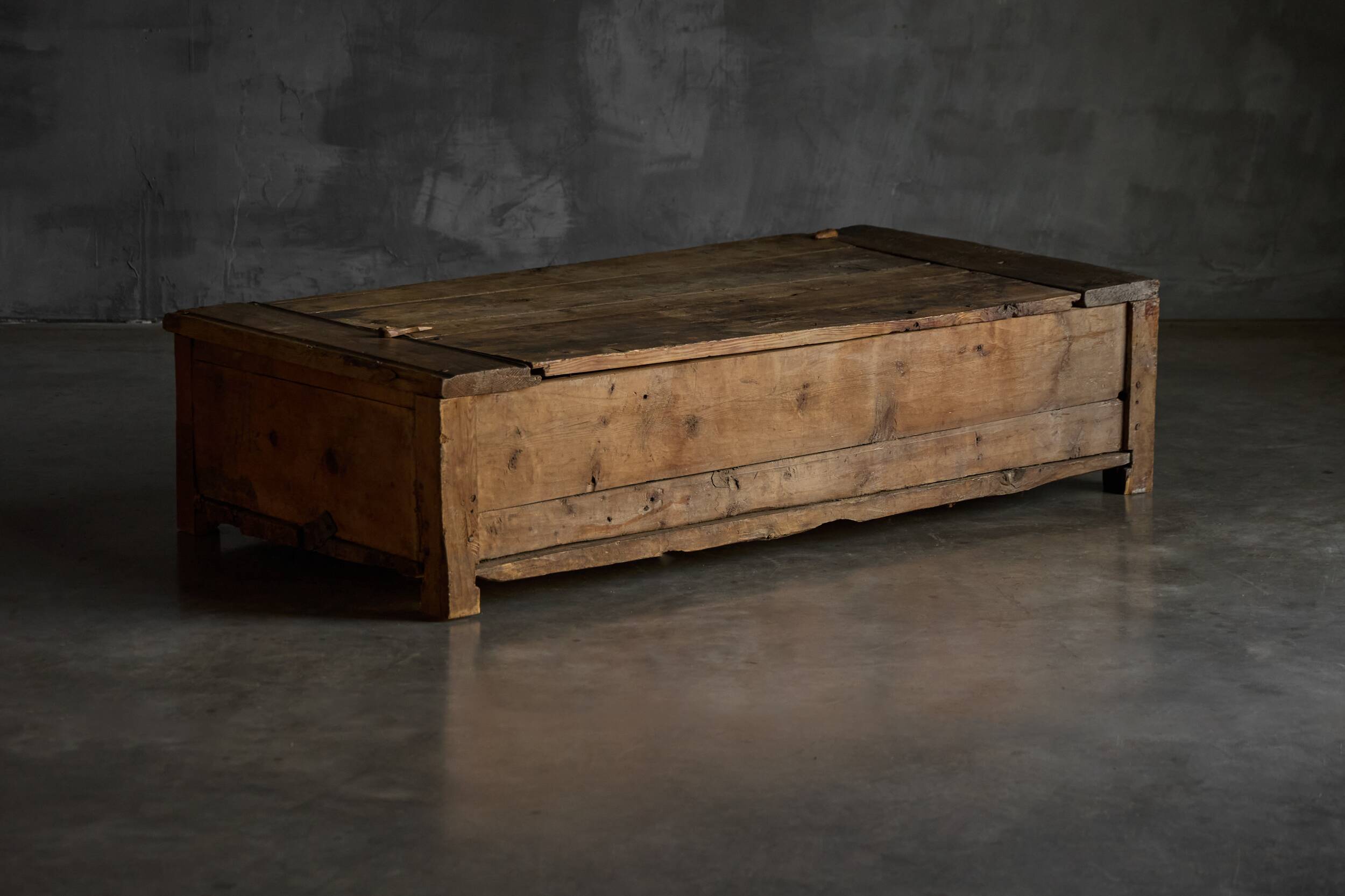 Table basse en chêne rustique vernaculaire, France, 20e siècle