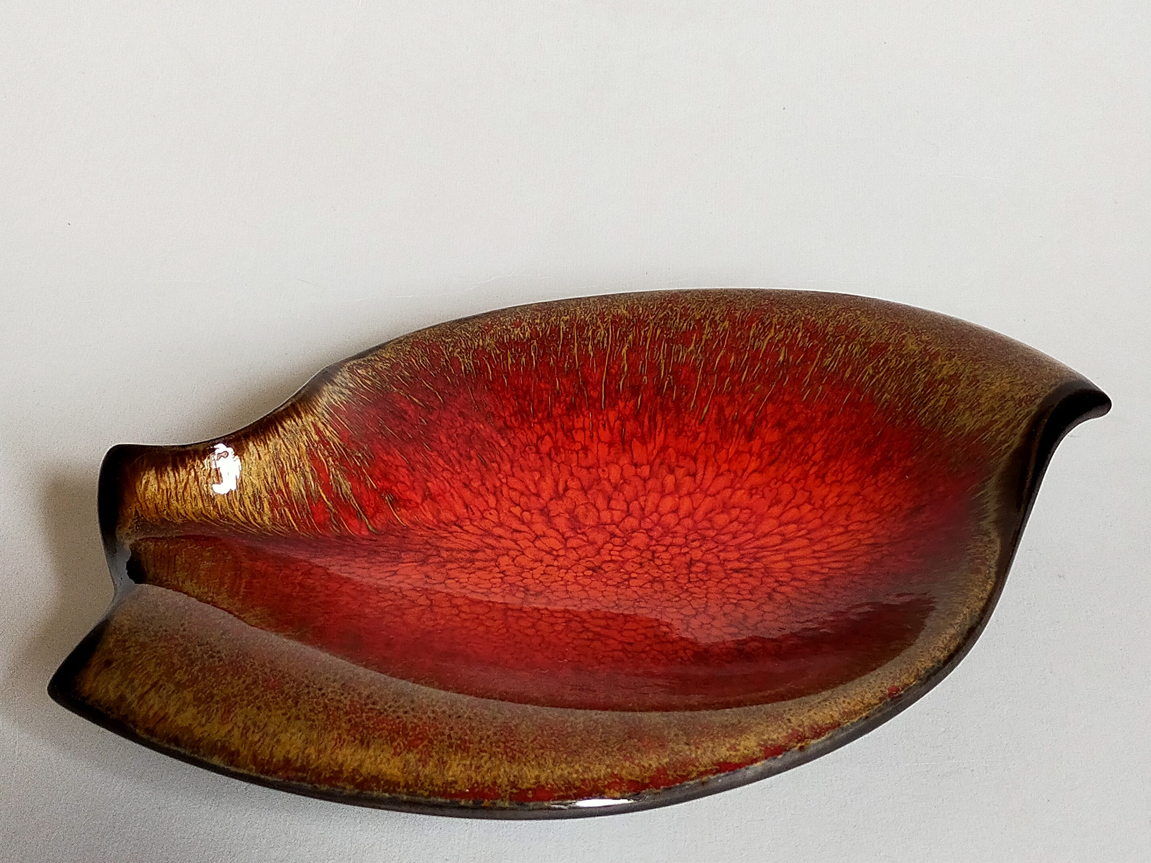 Free-form vacuum-pockets metal enamel French