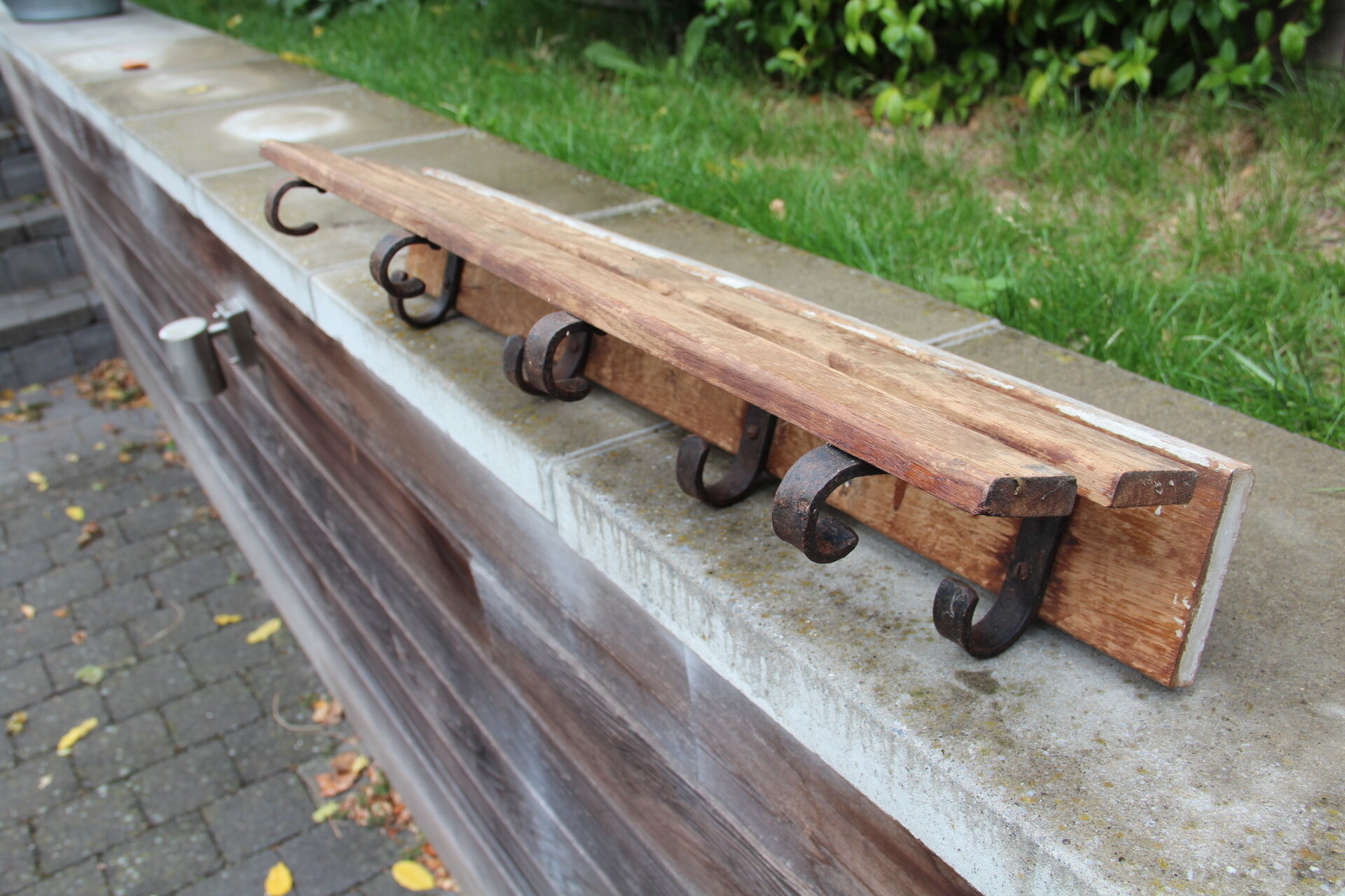 Old workshop coat hanger at 4 patères