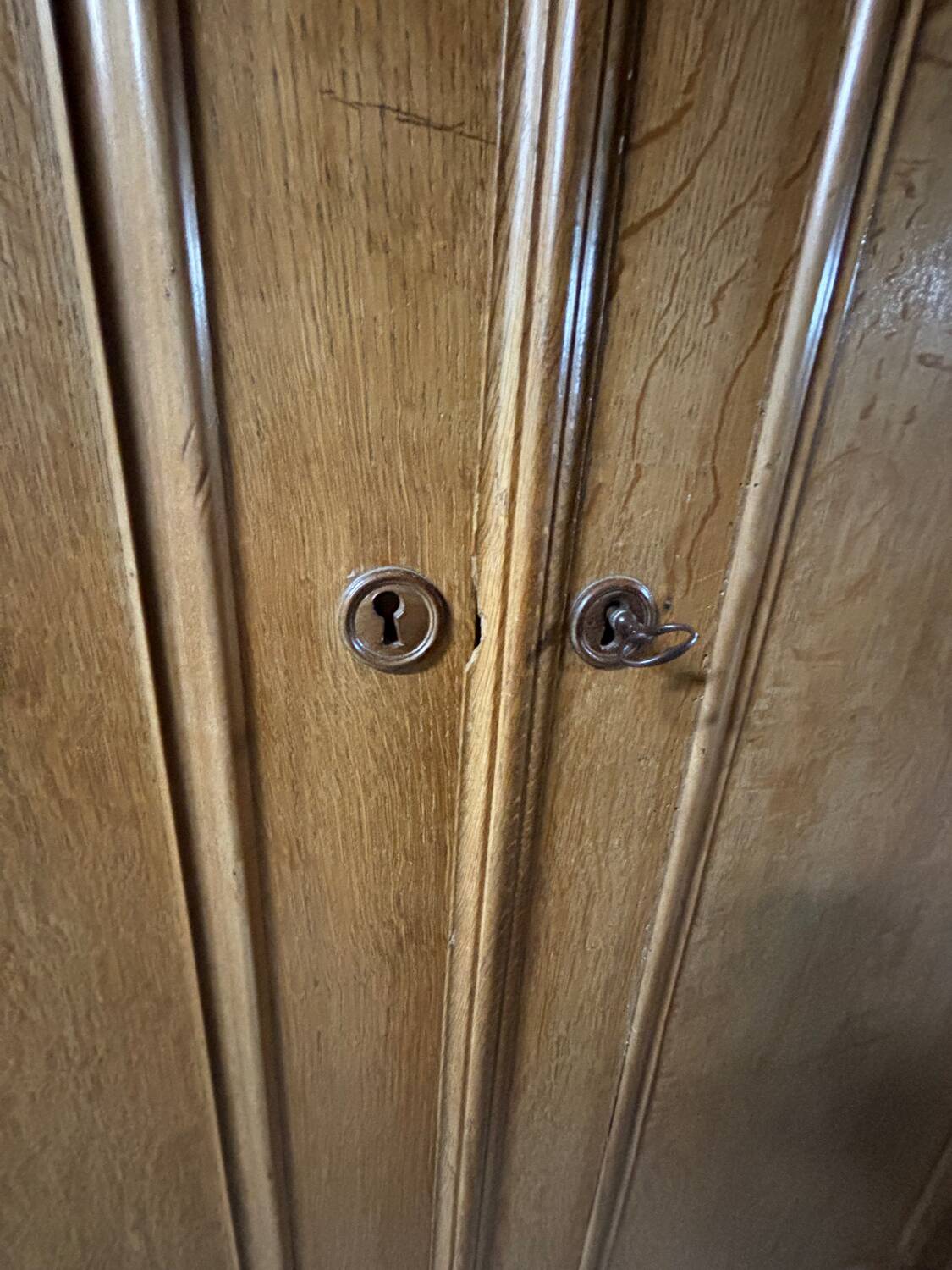 Parisian oak cabinet with pegs