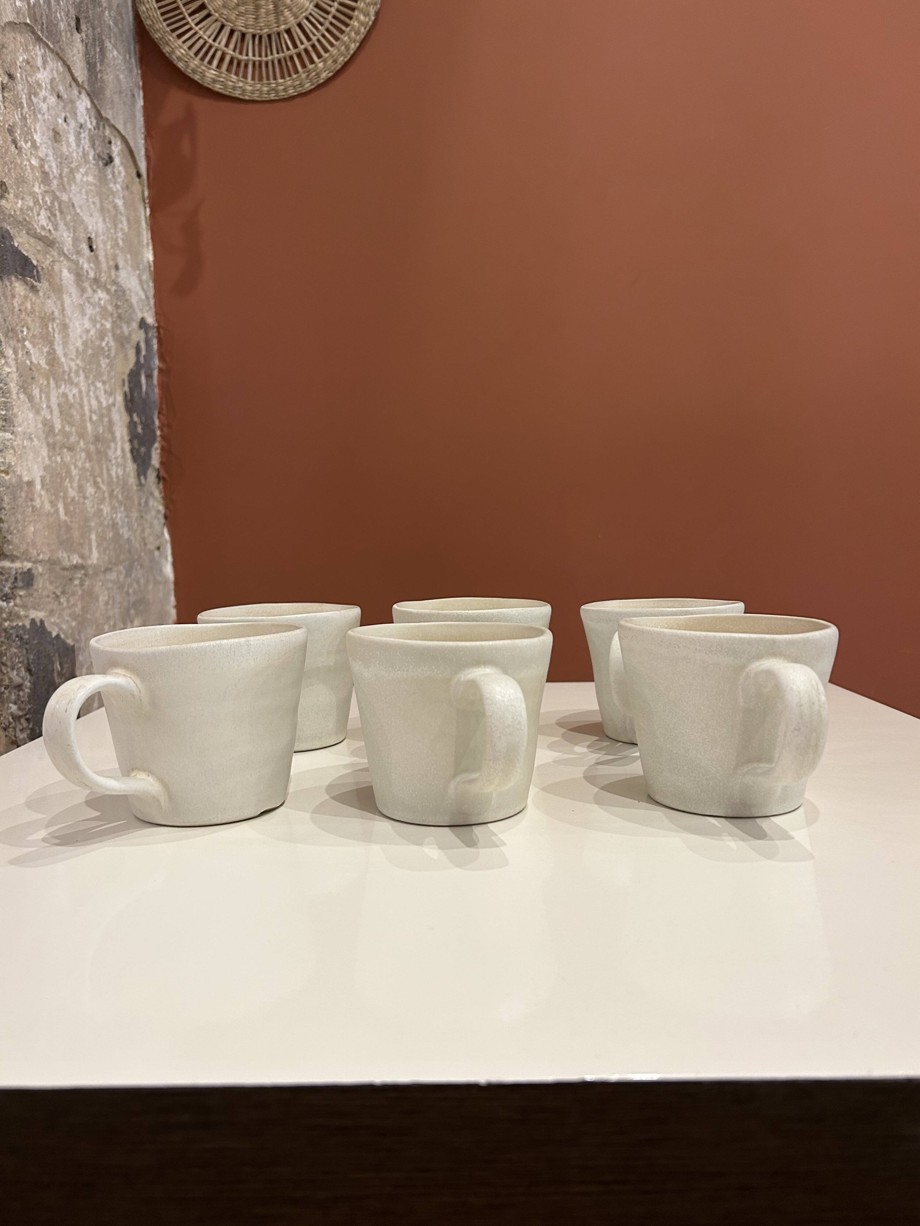 Mug en gré émaillé blanc cassé