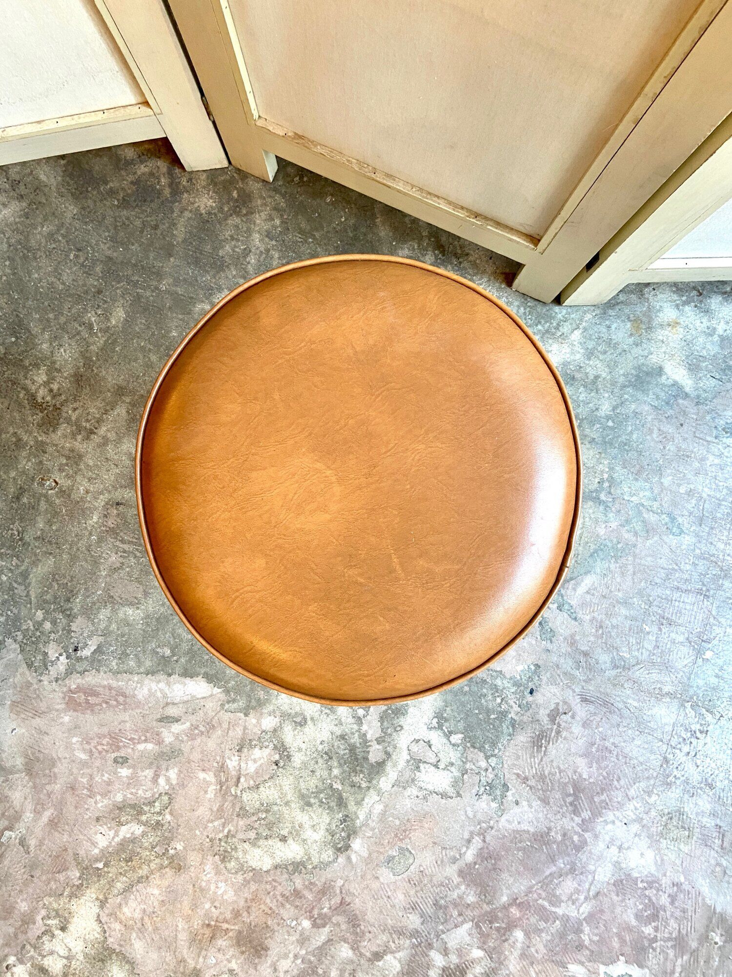 Tabouret en métal chromé et skaï fauve années 1950