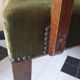 Paire de bridges en velours vert et bois foncé