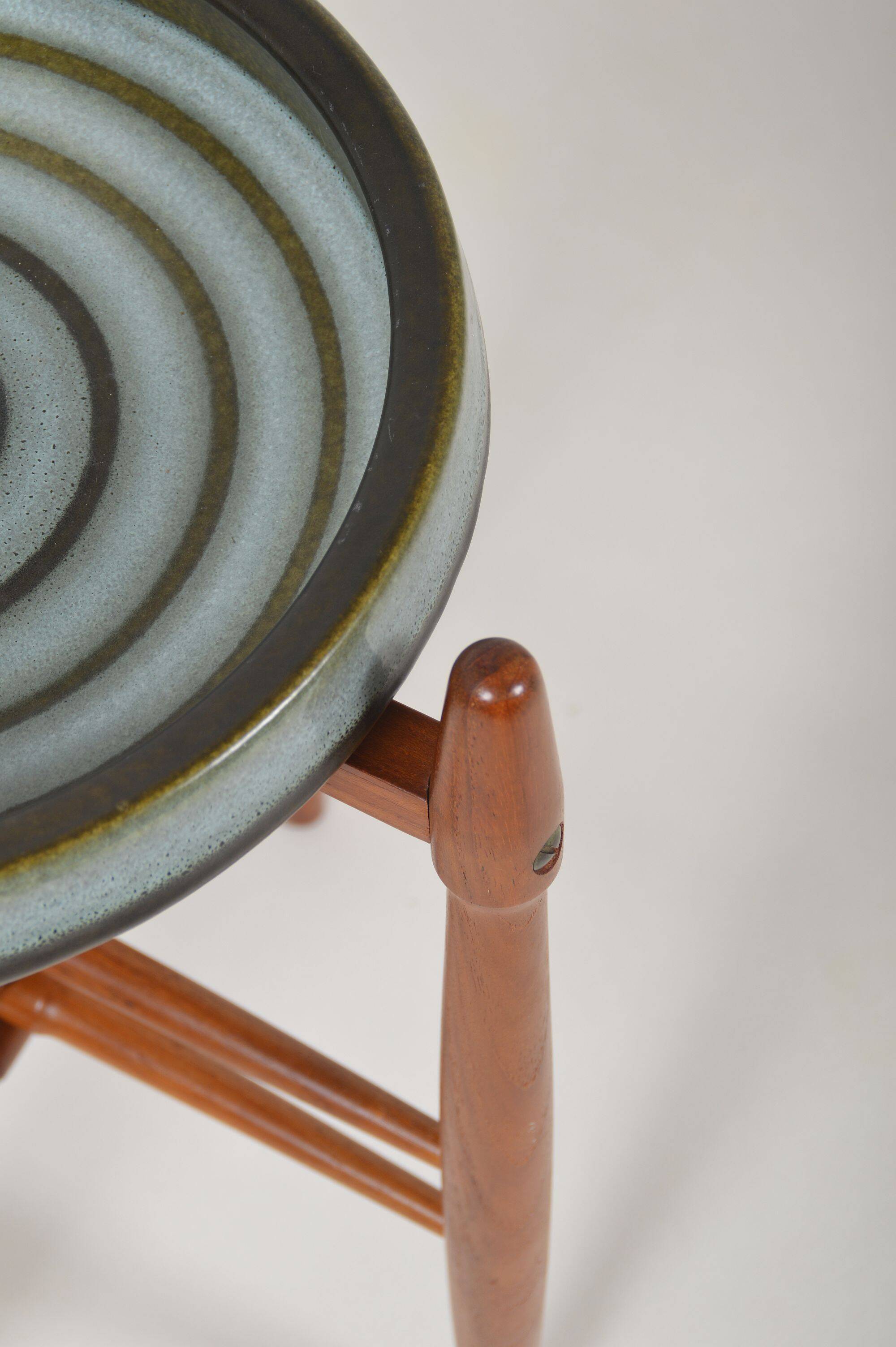 Table d'appoint avec bol en céramique par Hundevad & Basse pour Knabstrup, années 1960.