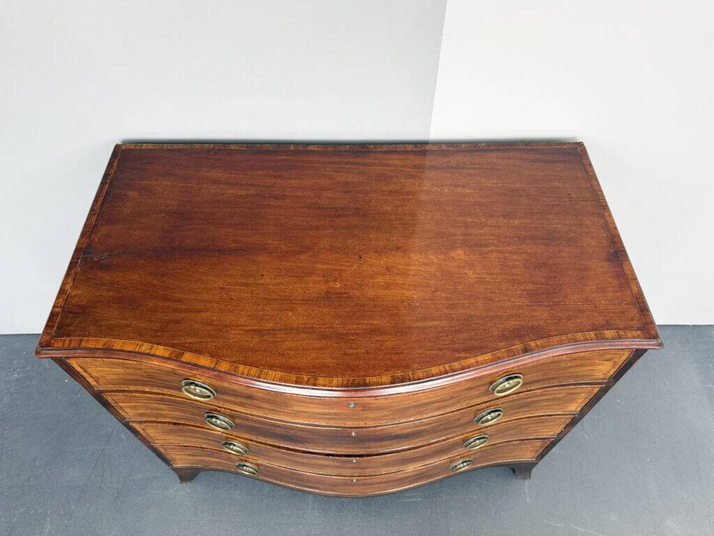 Antique Georg III mahogany serpentine chest of drawers, England, 1780s