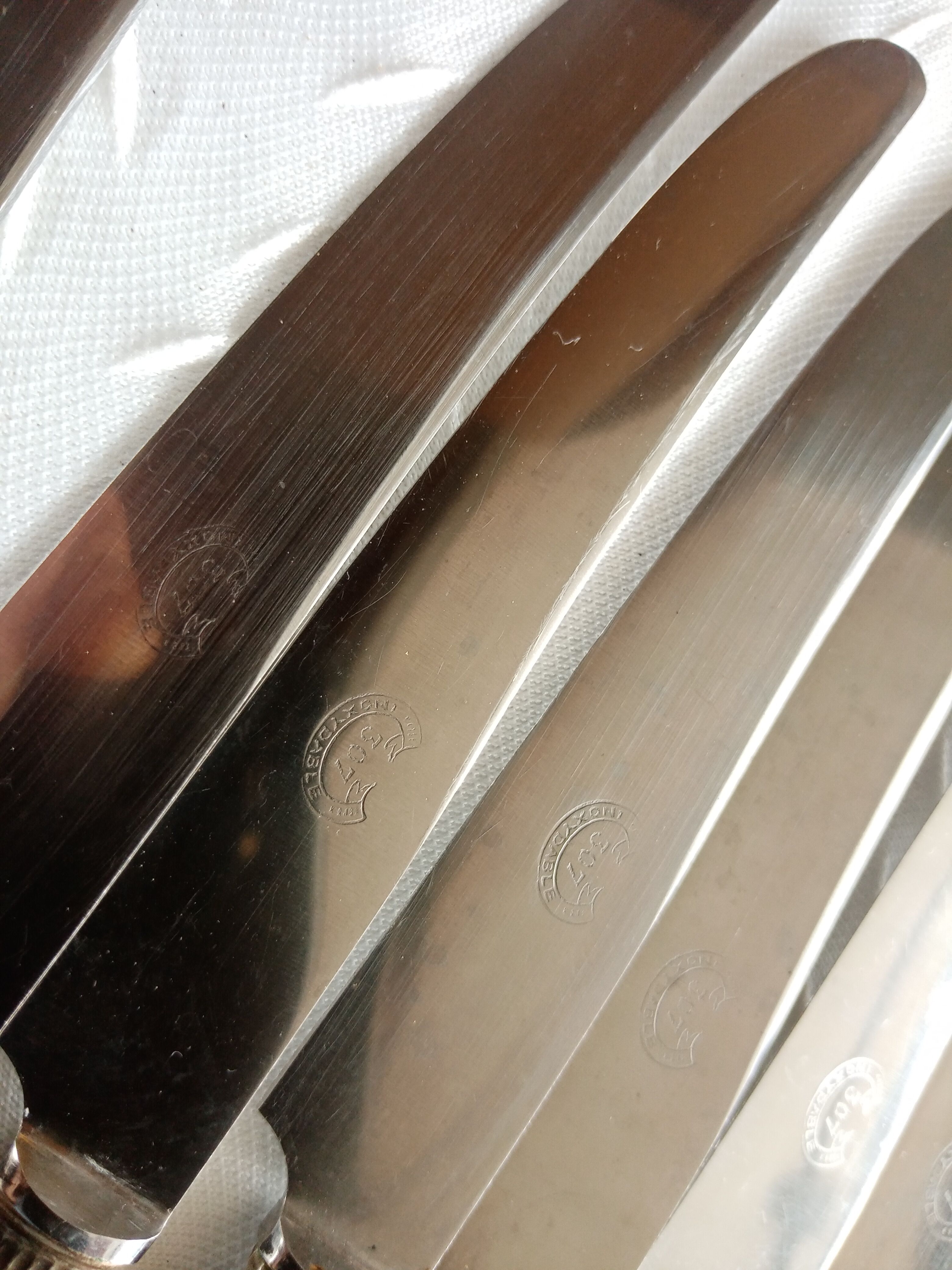 12 Old horn knives and stainless steel blades, Laurier decorative virole