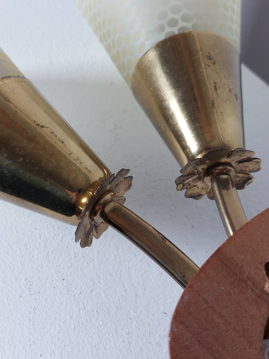 Vintage wall lamp from the 1950s in brass with flower decoration.