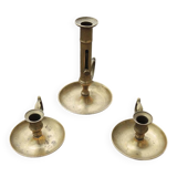 3 anciens bougeoirs à anse en laiton