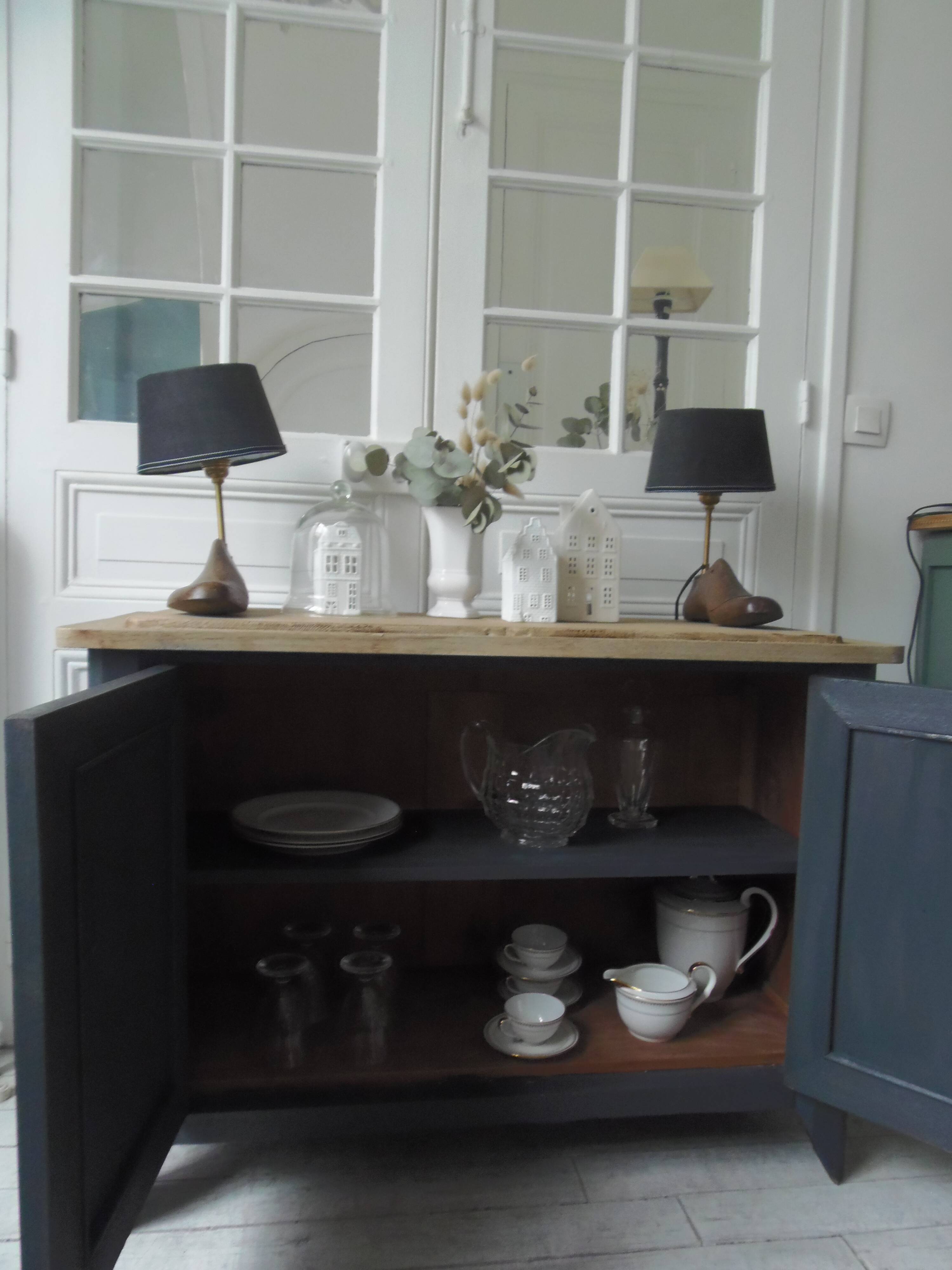 Small low Parisian sideboard re-enchanted in slate gray, medium oak waxed top.